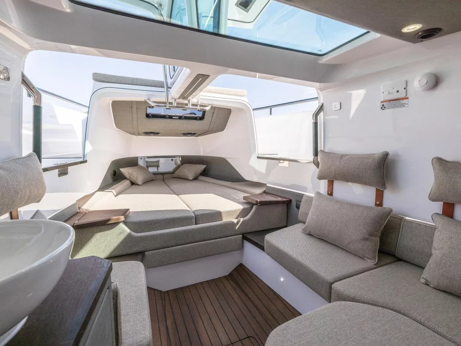 Axopar 37 XC Cross Cabin (Axopar 37 XC Cross Cabin) Interior image - 5