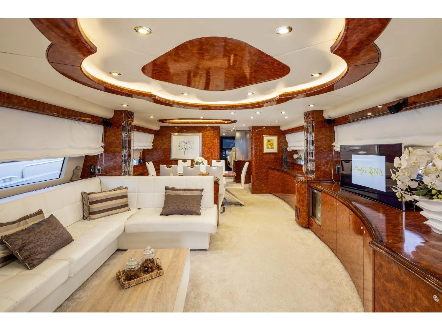 Amer 86 (Lady Lona) Interior image - 5