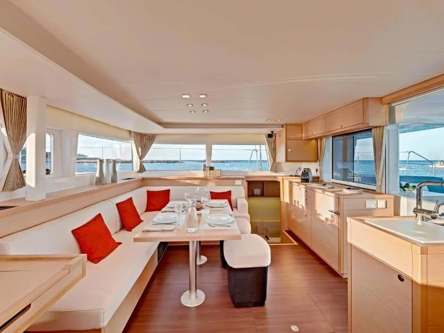 Lagoon 450 Fly (Diva) Interior image - 2