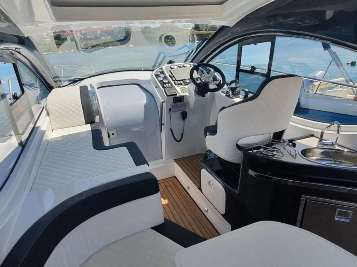 Pearl Sea 31 Hard Top (Aero) Interior image - 4