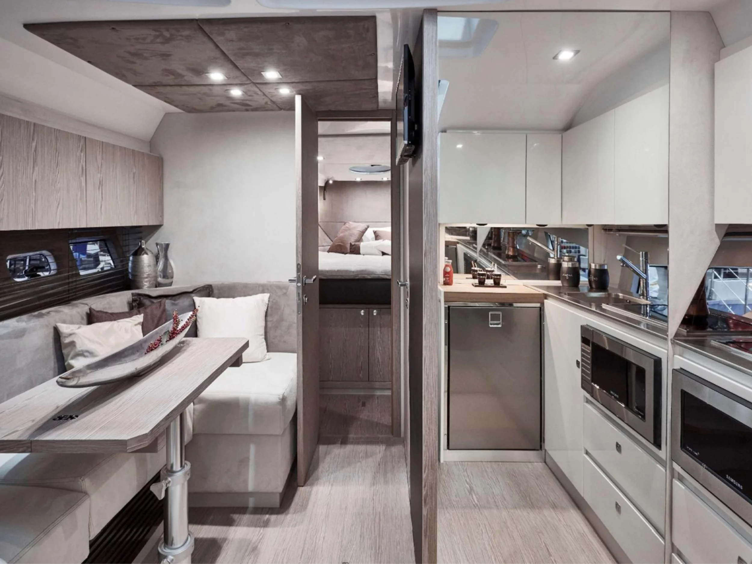 Sessa C38 (Wiki Two) Interior image - 6