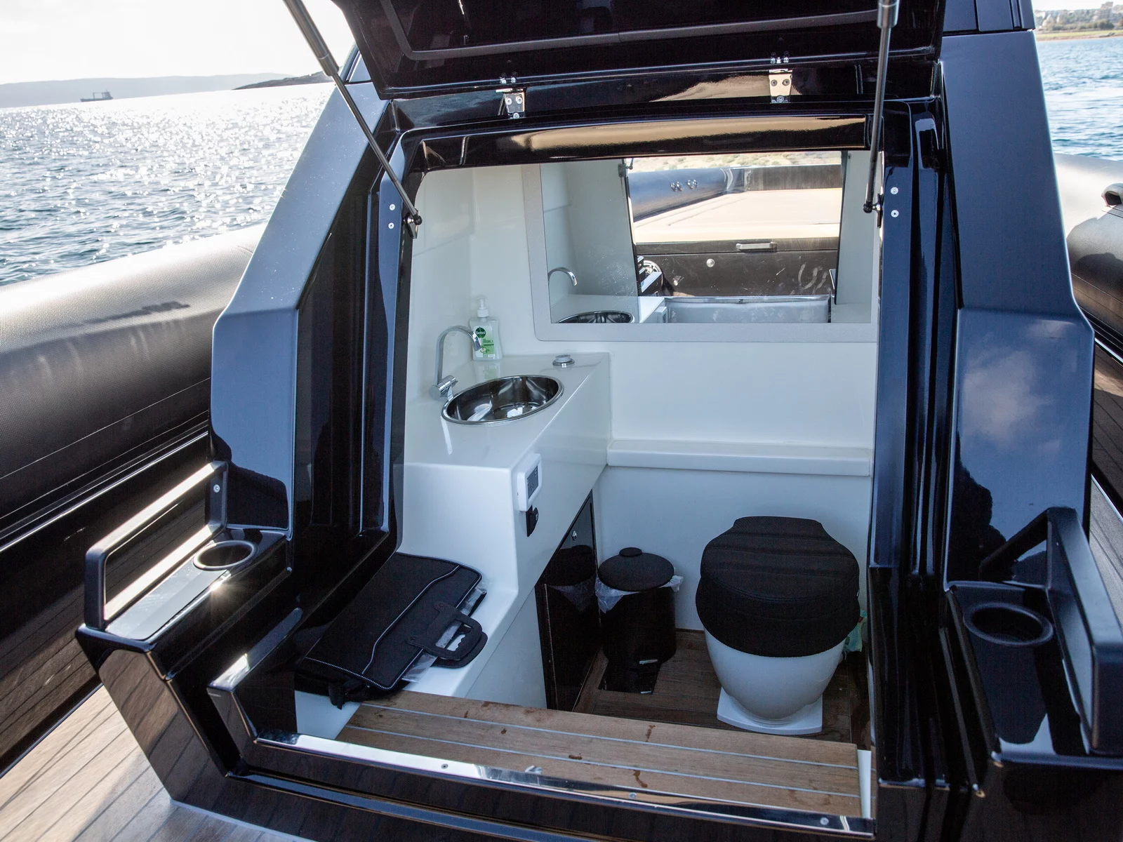 Technohull 38 Grand Sport (Thyella) Interior image - 7