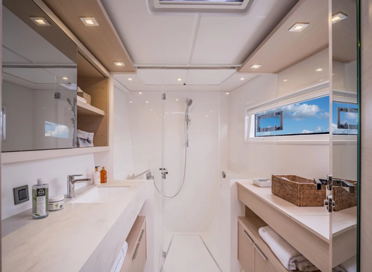 Lagoon 46 Flybridge (SunDay)  - 2