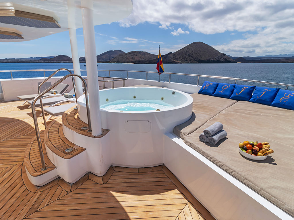 Photo #9 - Power Cat - Elite (Elite) in Galapagos - 61611