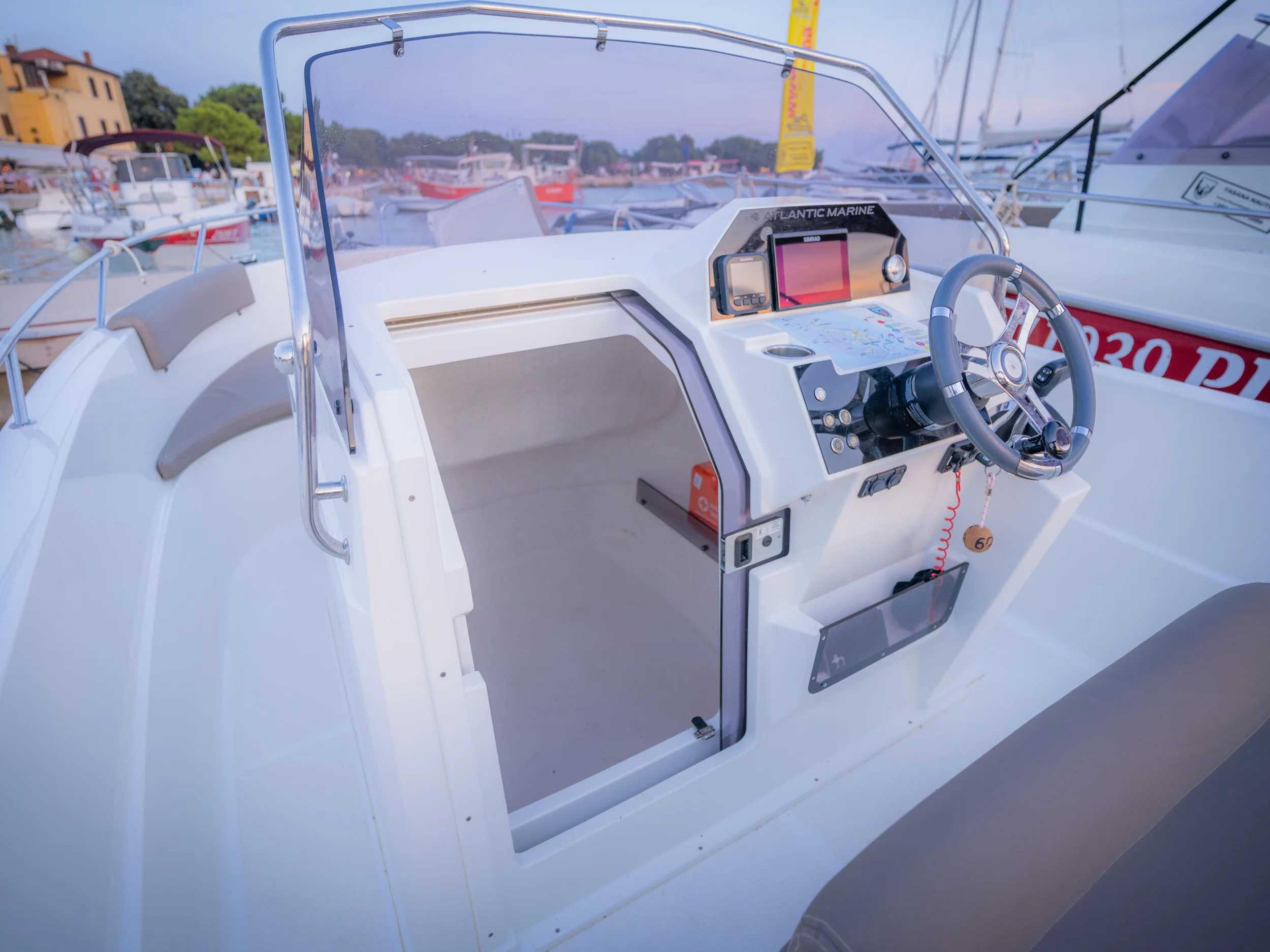 Atlantic Marine 750 (Atlantic Marine) Interior image - 6