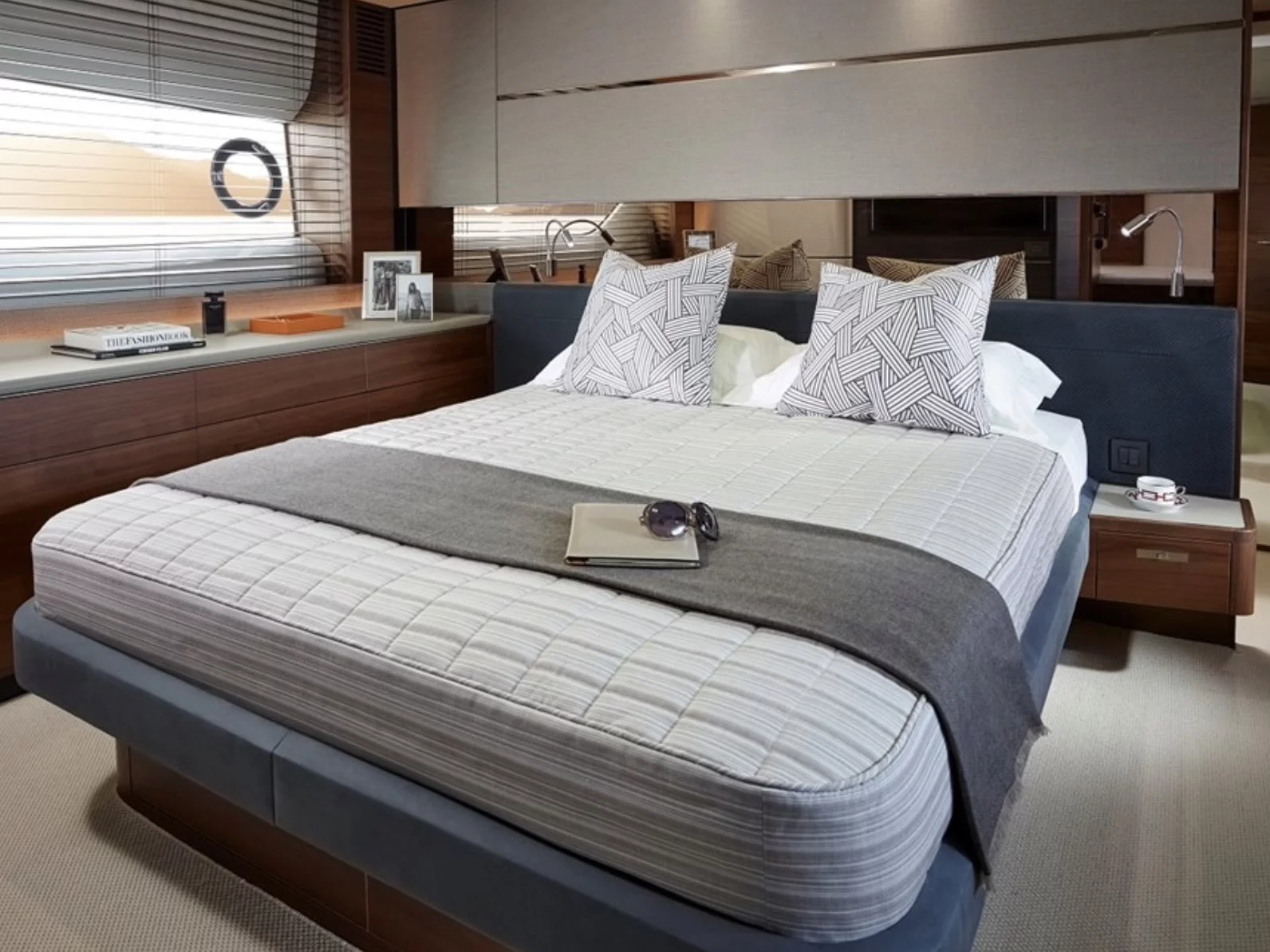 Princess S65 Sport Flybridge (Far & Away)  - 2