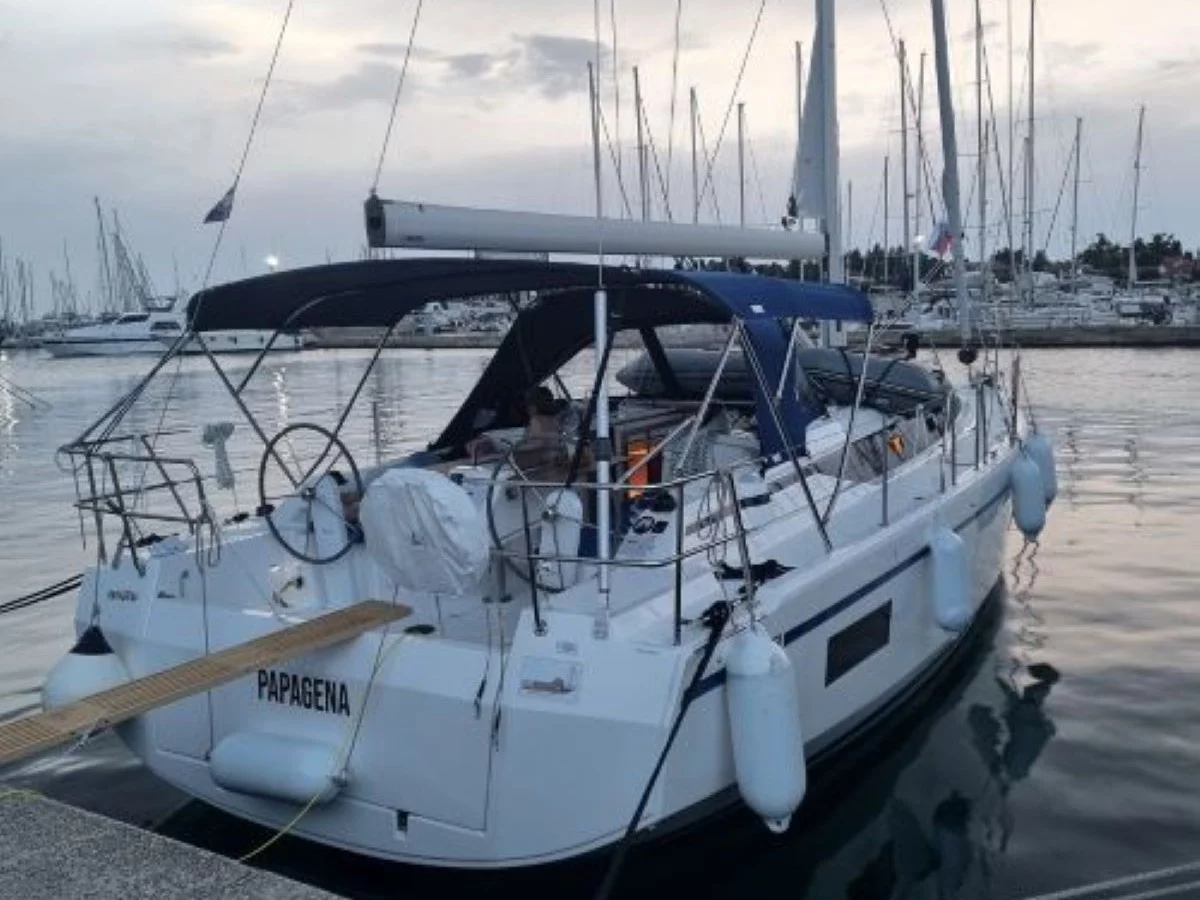 Bavaria C38 (Papagena) Interior image - 13