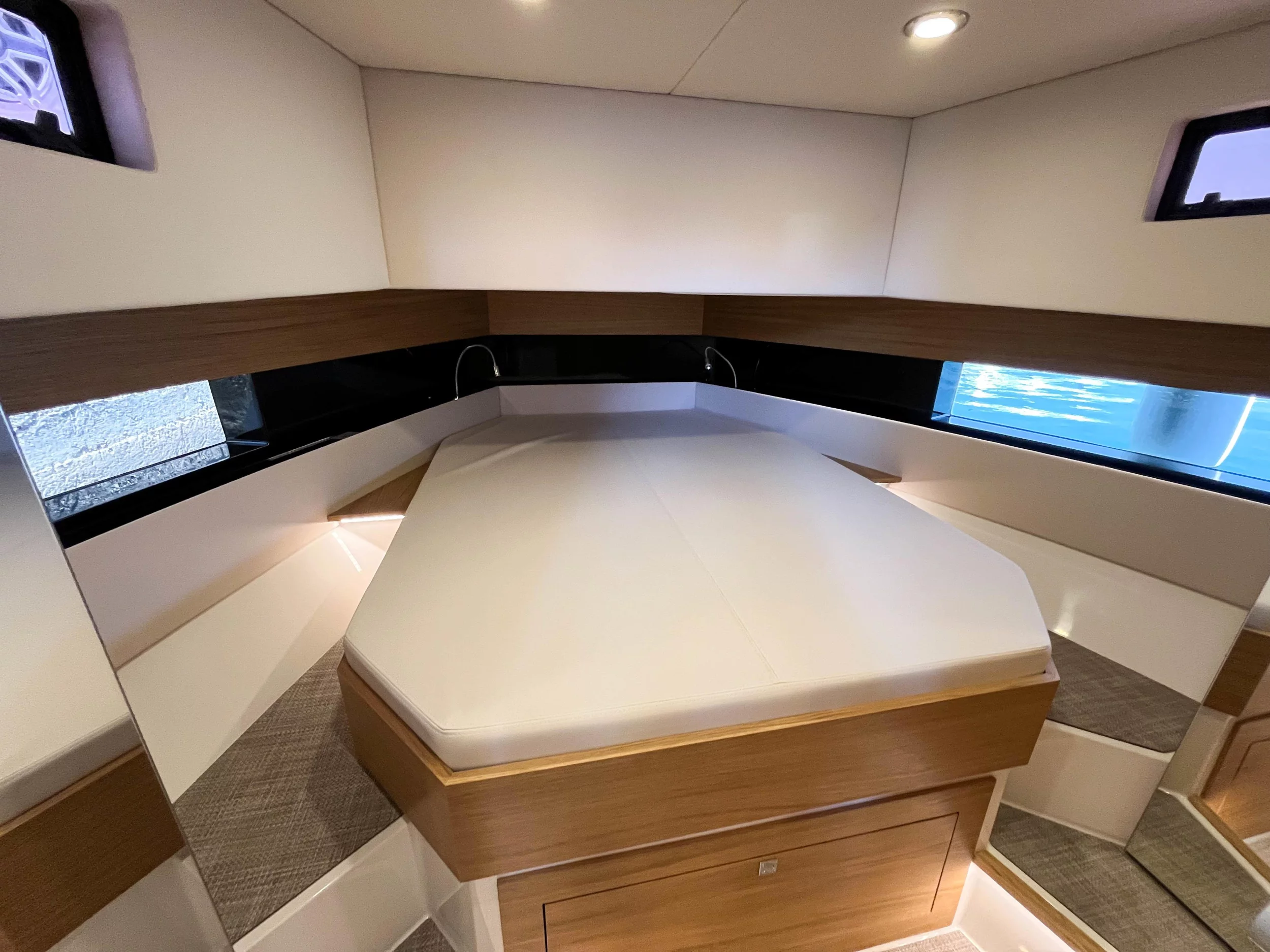 De Antonio D42 Open (Eragon) Interior image - 9