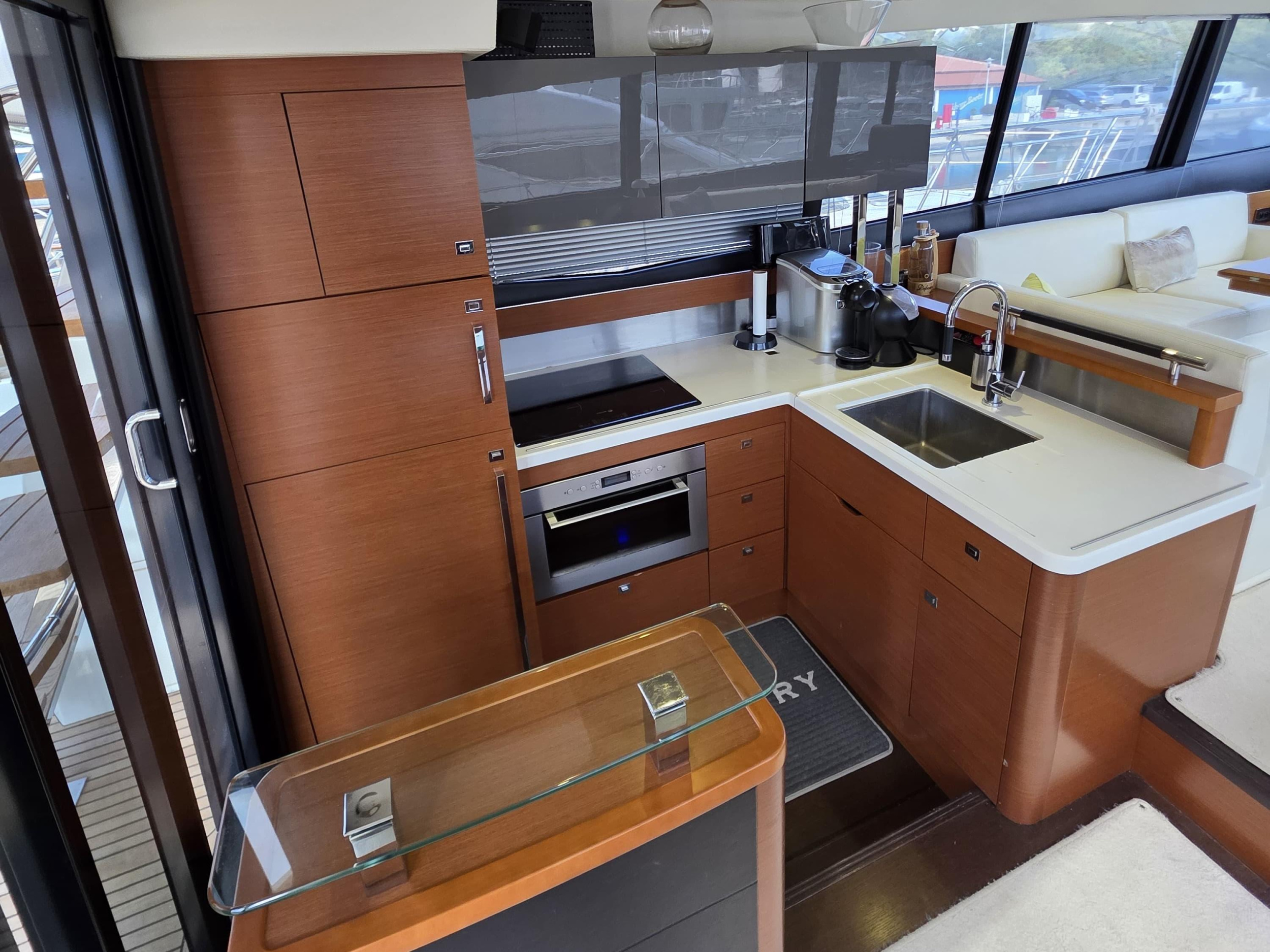 Photo #20 - Prestige 550 Fly (Very Bery) in Primosten - 61326