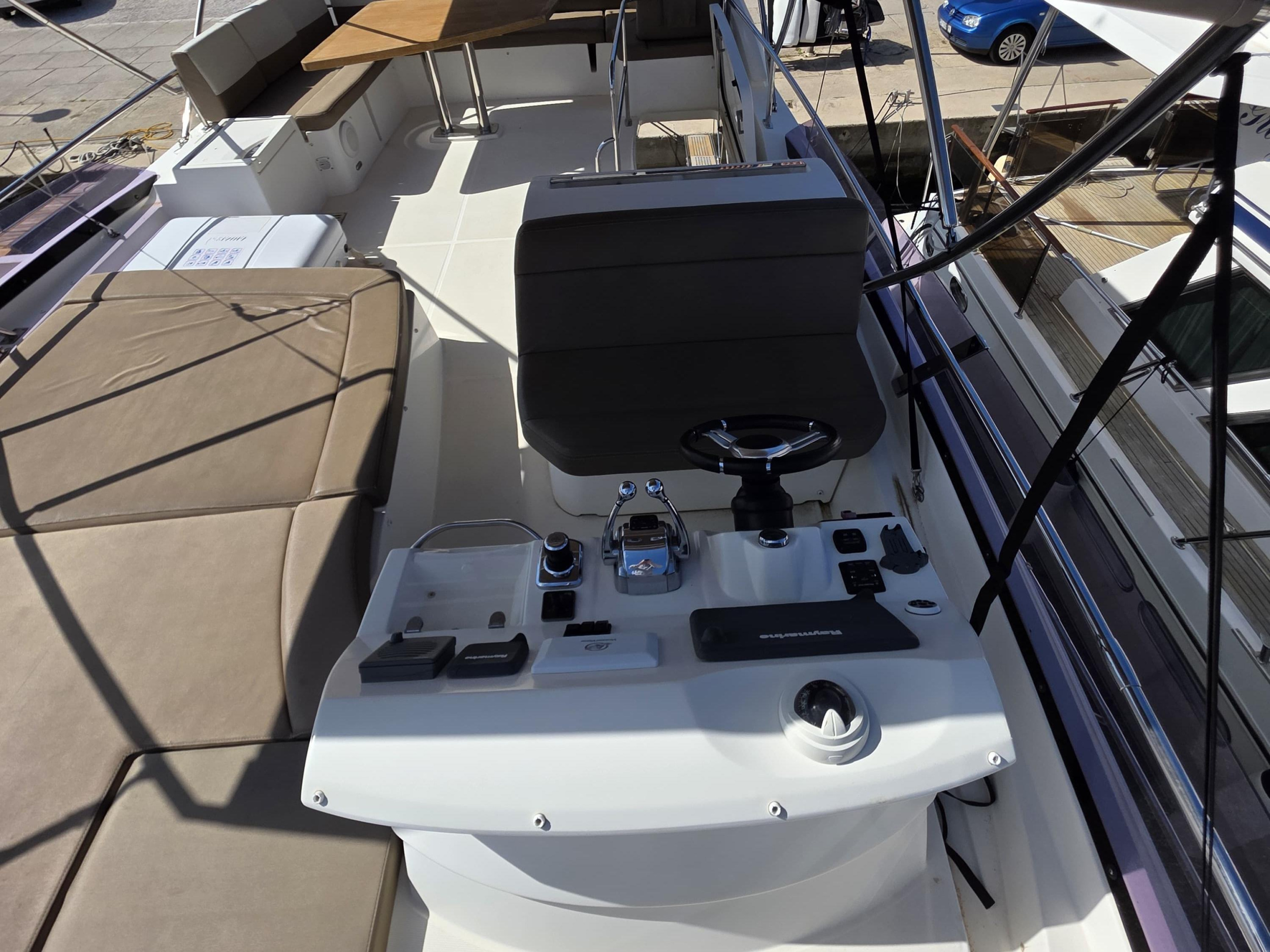 Photo #38 - Prestige 550 Fly (Very Bery) in Primosten - 61326
