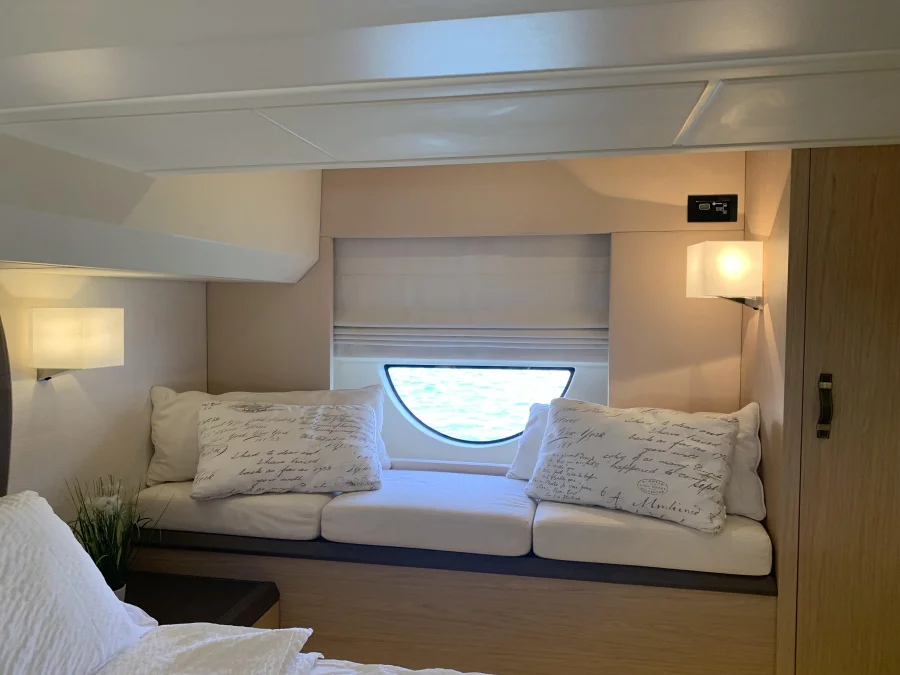 Monte Carlo 5 (Sundowner) sofa-main cabin - 53