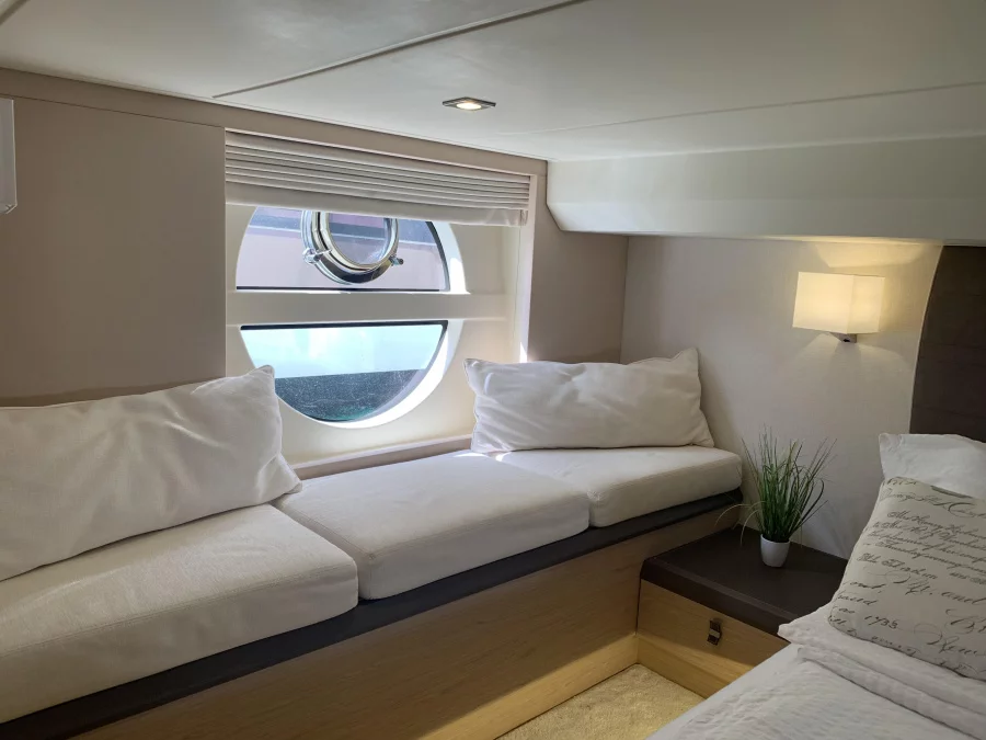 Monte Carlo 5 (Sundowner) main cabin - window - 44