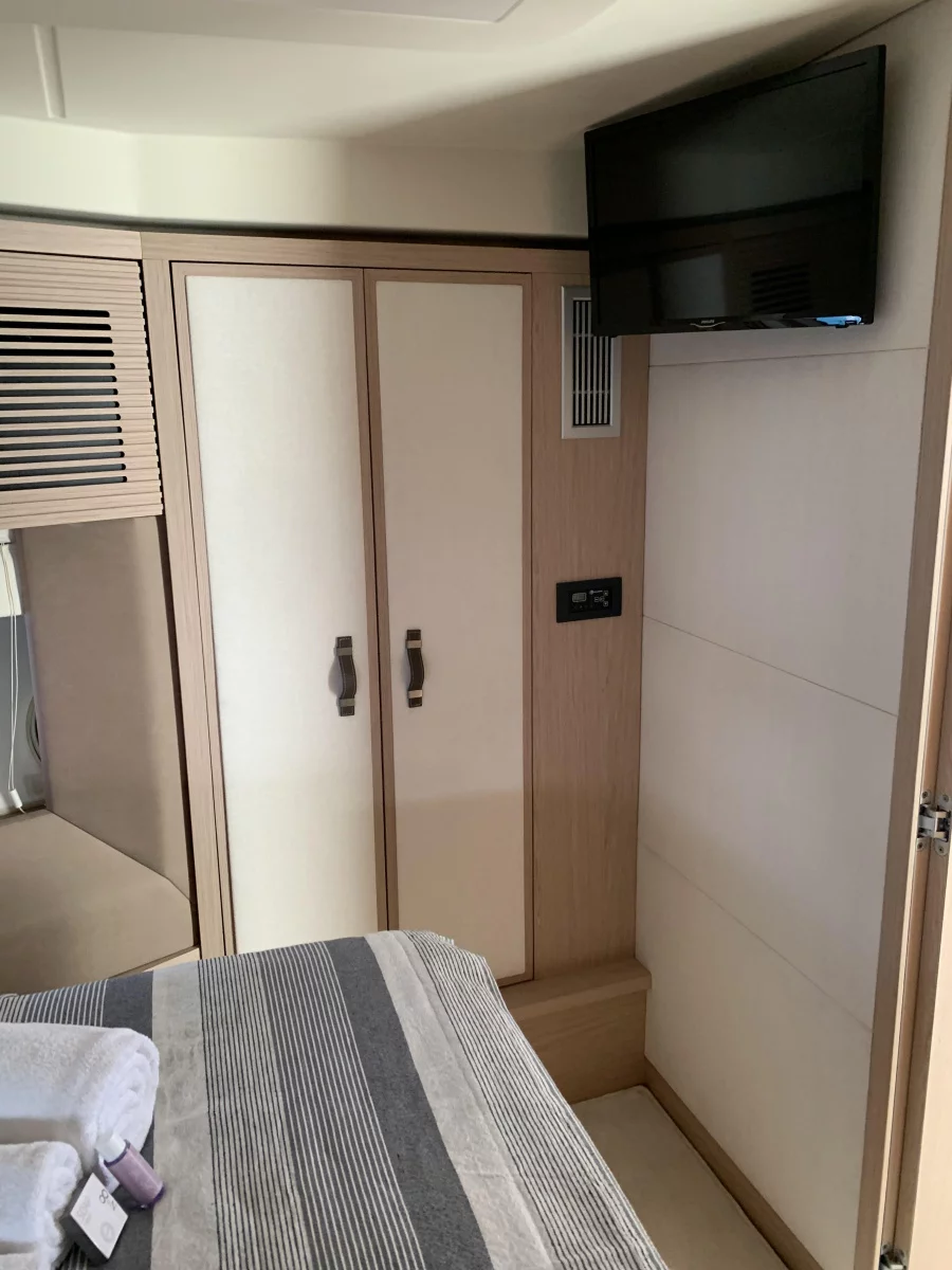 Monte Carlo 5 (Sundowner) stern cabin-closet - 33
