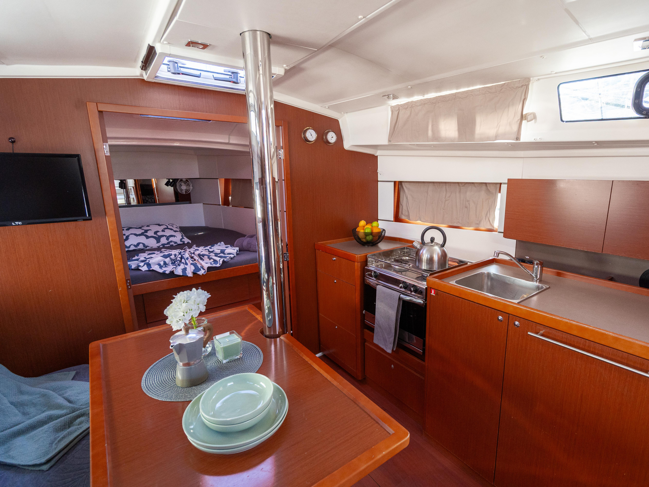 Photo #10 - Oceanis 38.1 (Hydra) in Pula - 23370