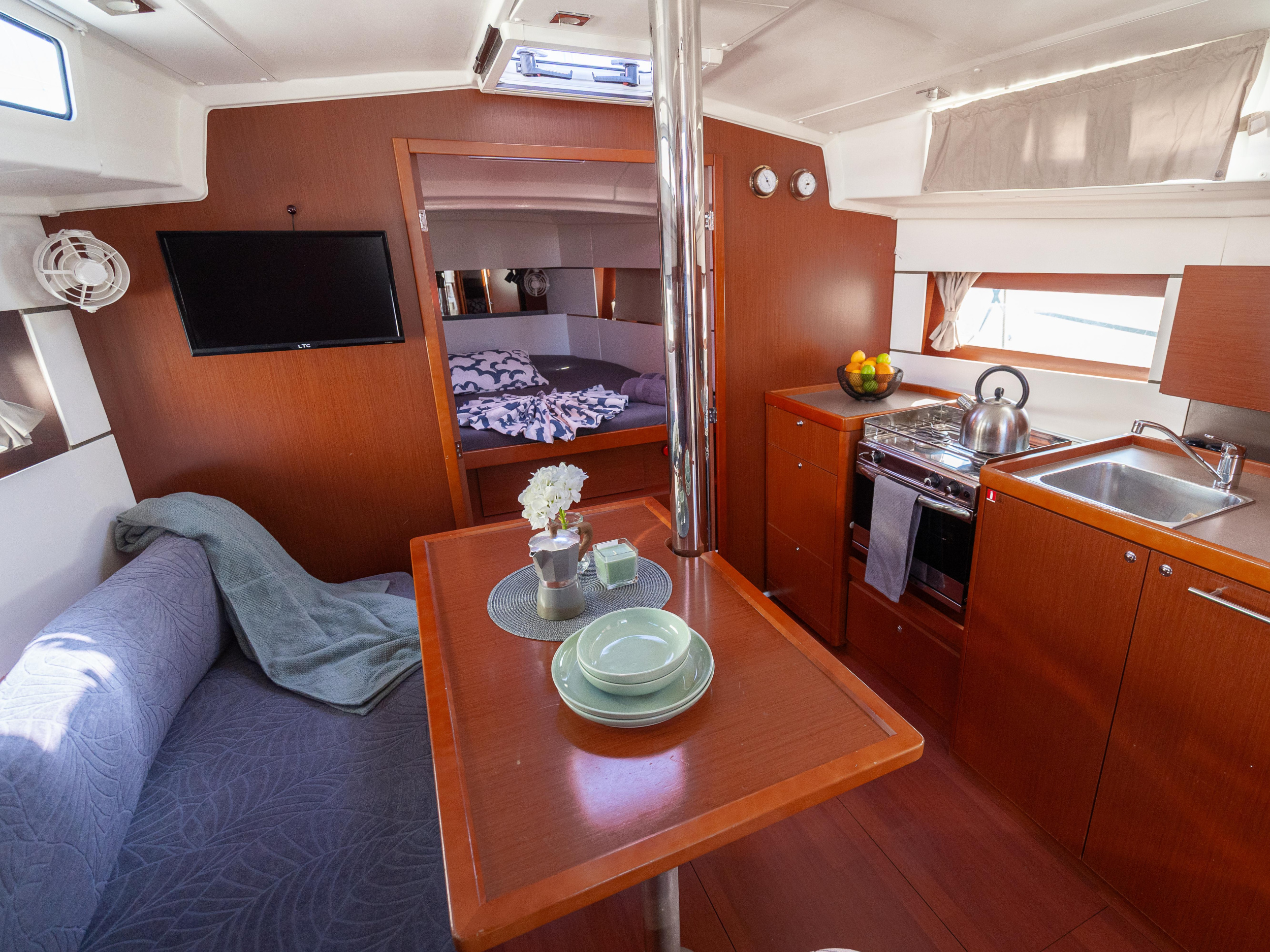 Photo #18 - Oceanis 38.1 (Hydra) in Pula - 23370