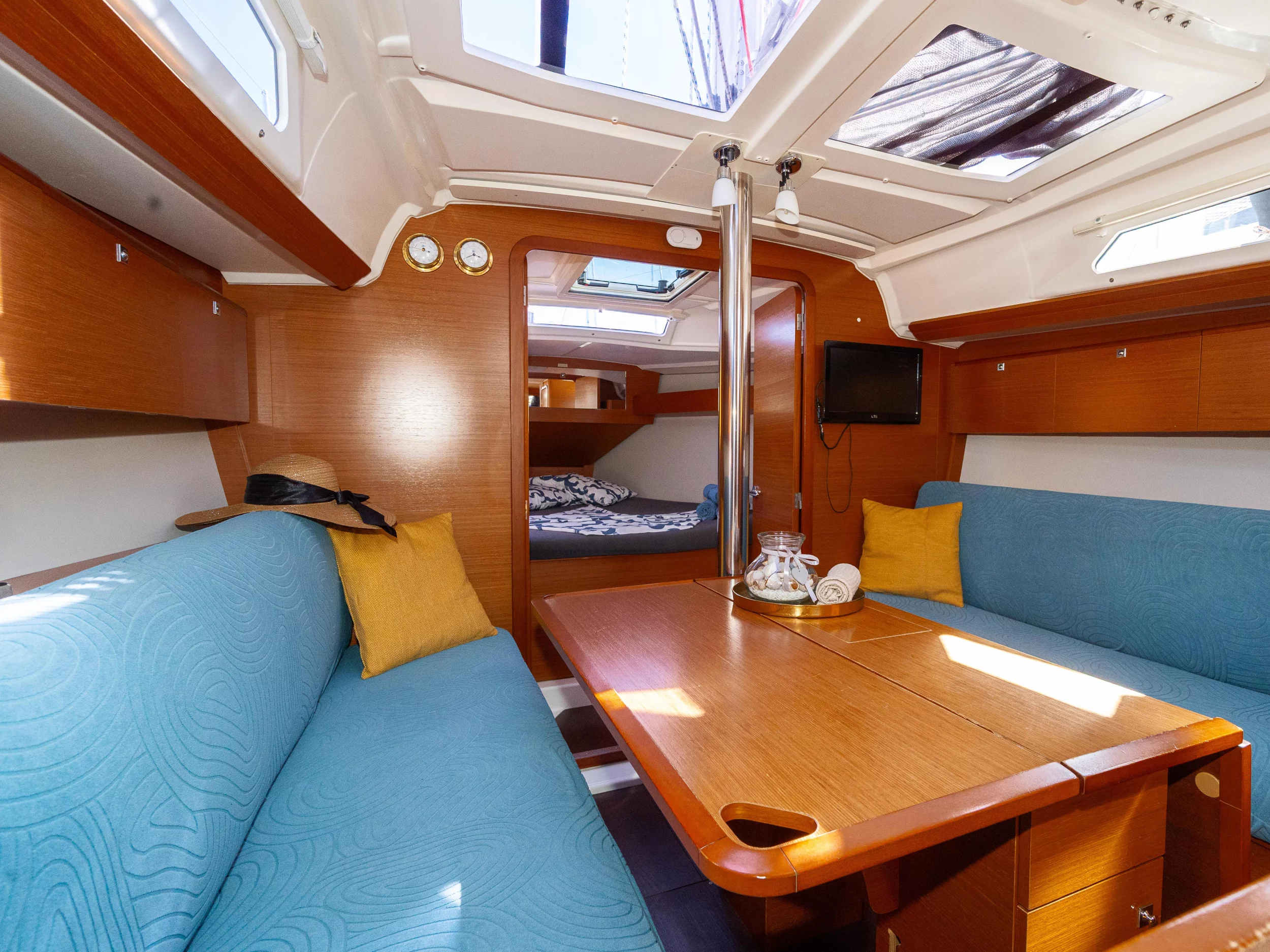 Dufour 360 Grand Large (Draco) Interior image - 12