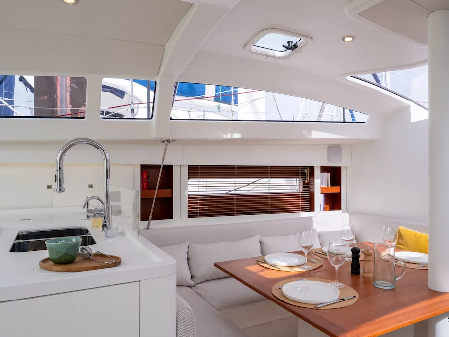 RM 1380 (Thanae) Interior image - 11