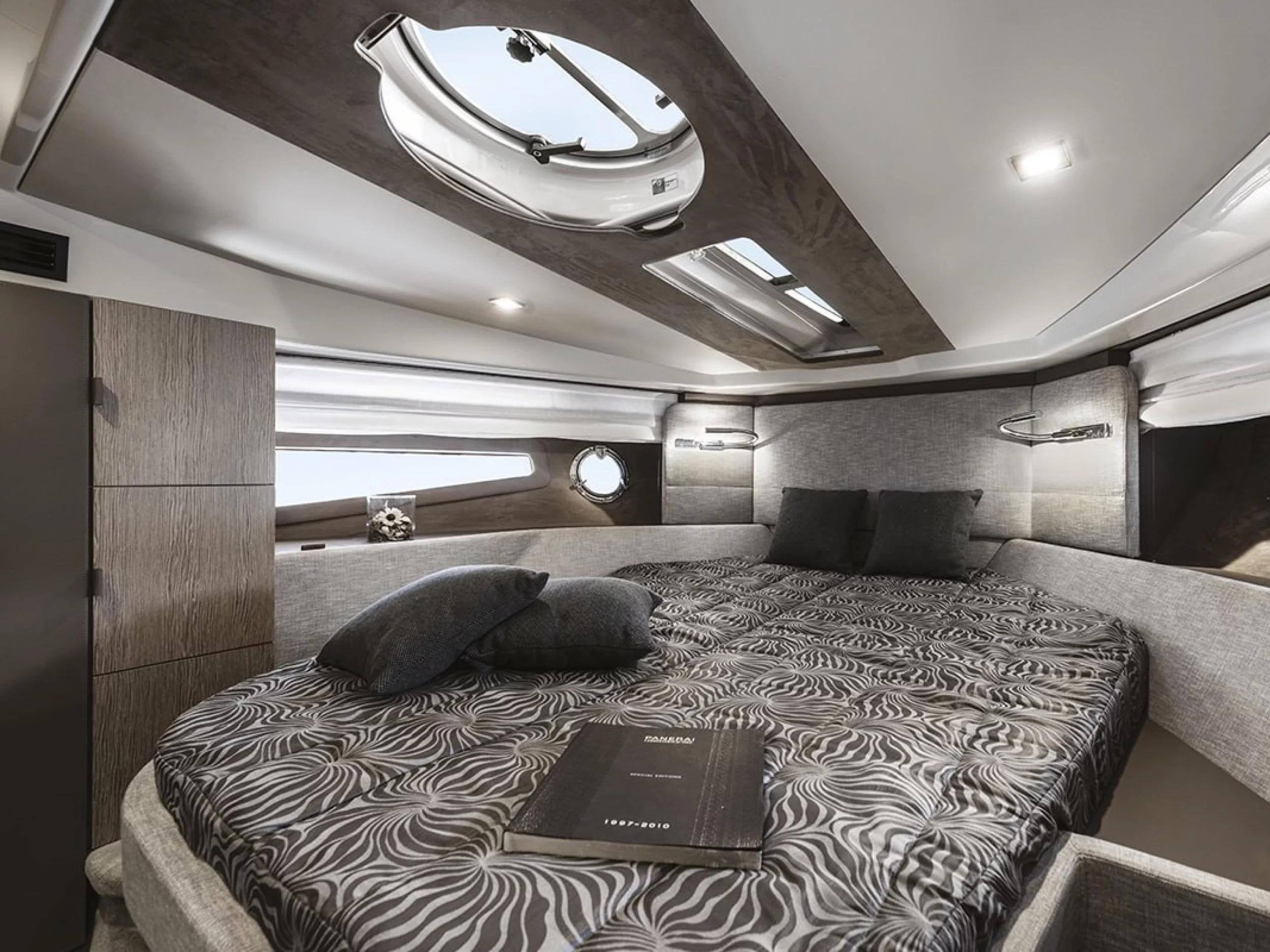 Cranchi M44 HT (Onesta) Interior image - 8