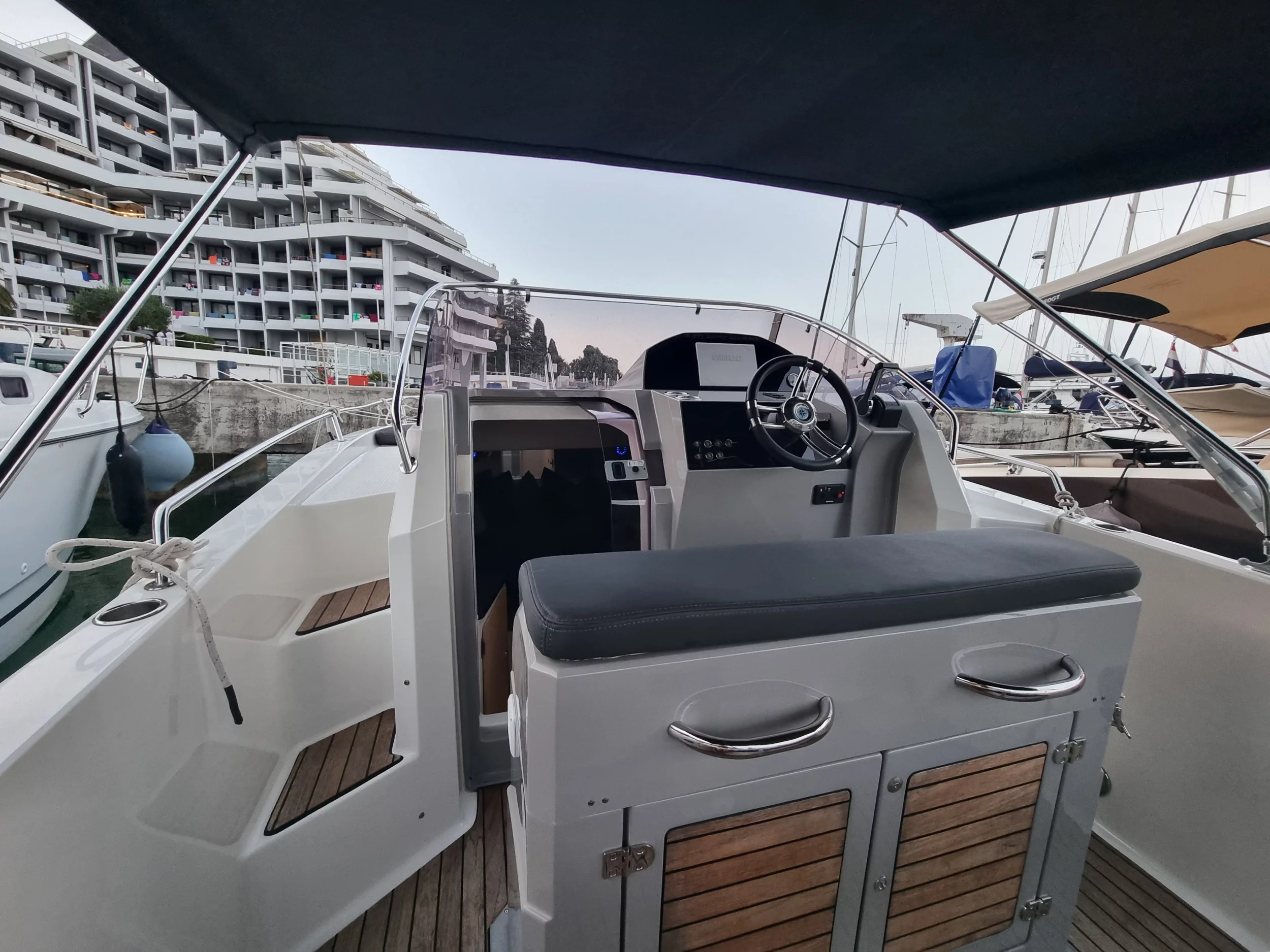 Atlantic Marine Sun Cruiser 730 (Lady Blue)  - 12