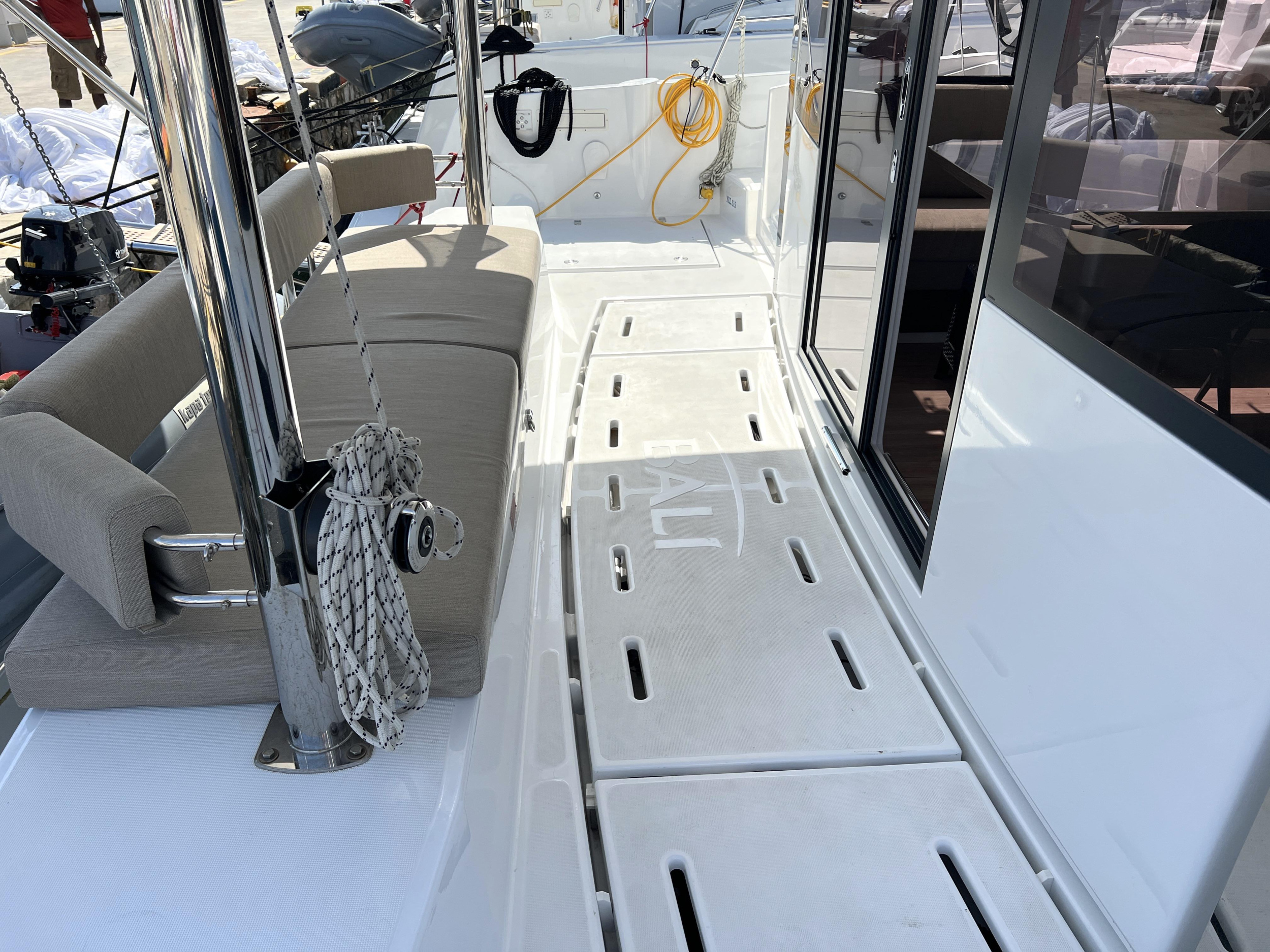 Photo #5 - Bali 4.6 (5+2 cab) (Chillout) in Atene - 18444