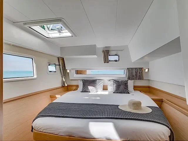 Lagoon 42 (Skylight)  - 8