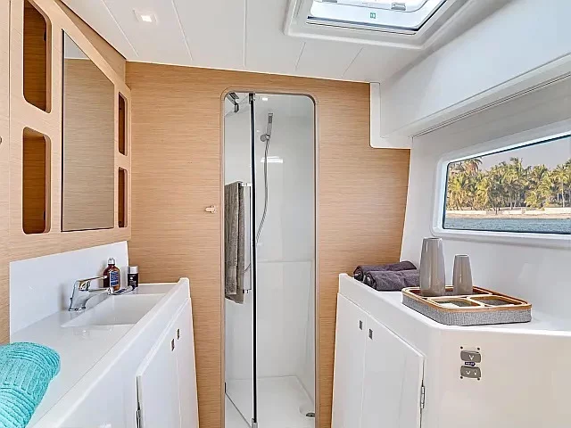 Lagoon 42 (Skylight)  - 7