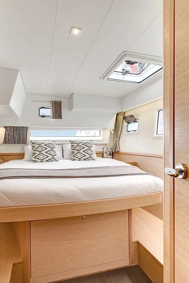 Lagoon 42 (Skylight)  - 9