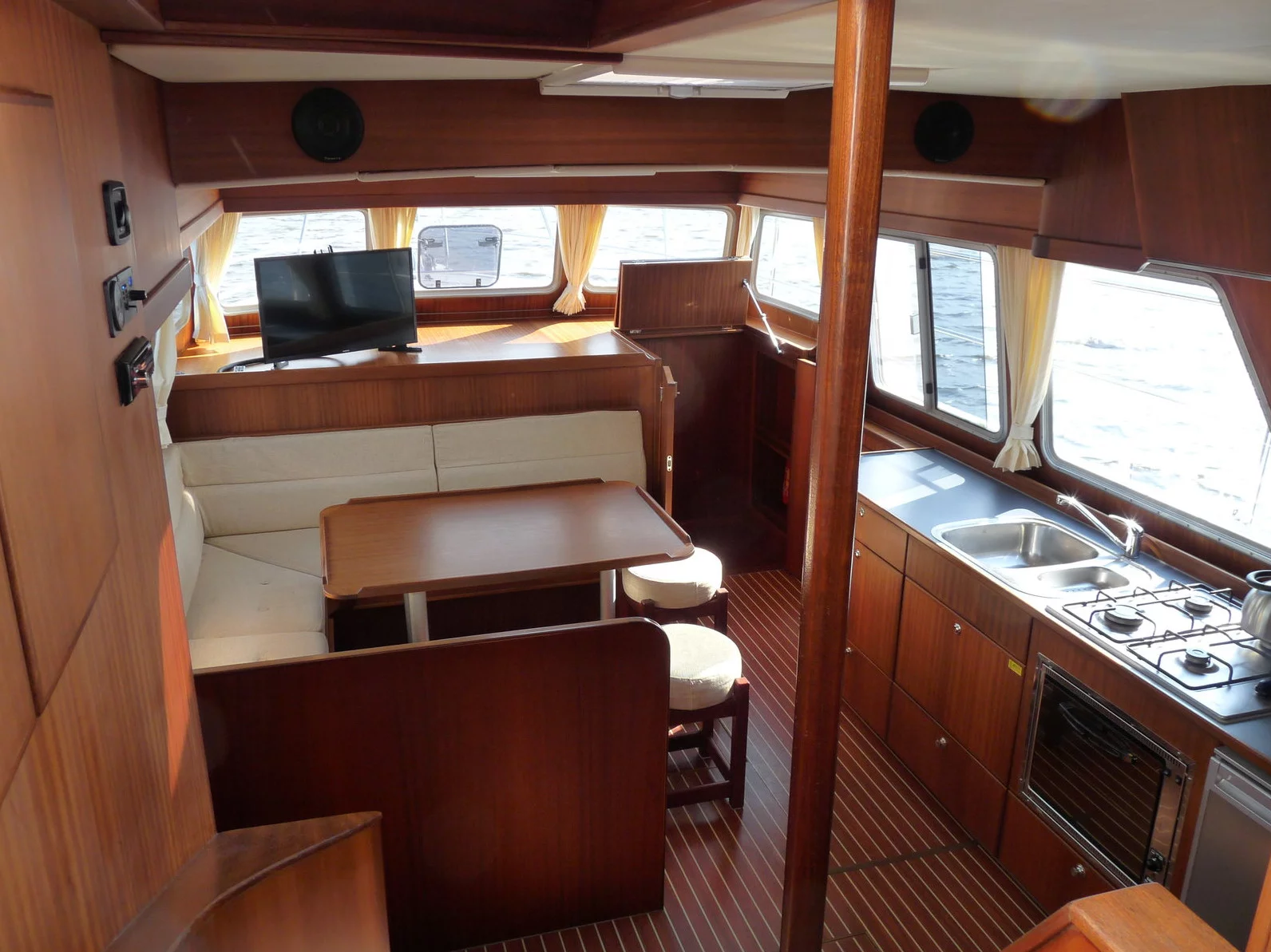 Holiday 1300 (Euphoria) Interior image - 11