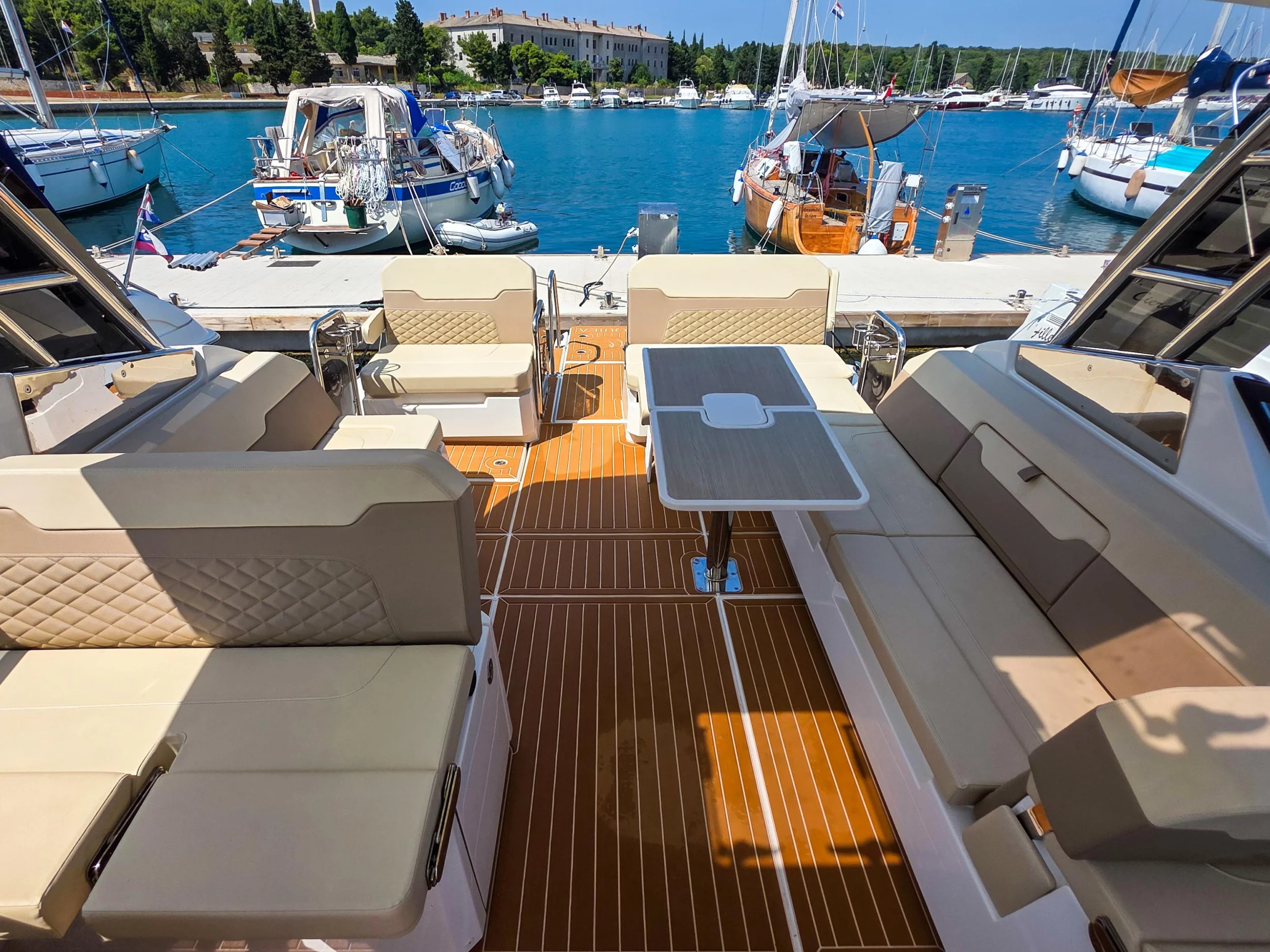 Aquila 32 Sport (Aquila 32) Interior image - 8