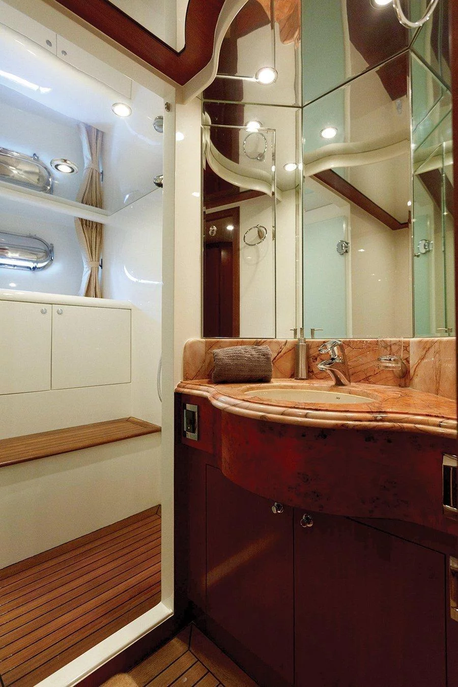 Johnson 87 (Johnson Baby) Johnson 87 Luxury yacht bathroom - 5