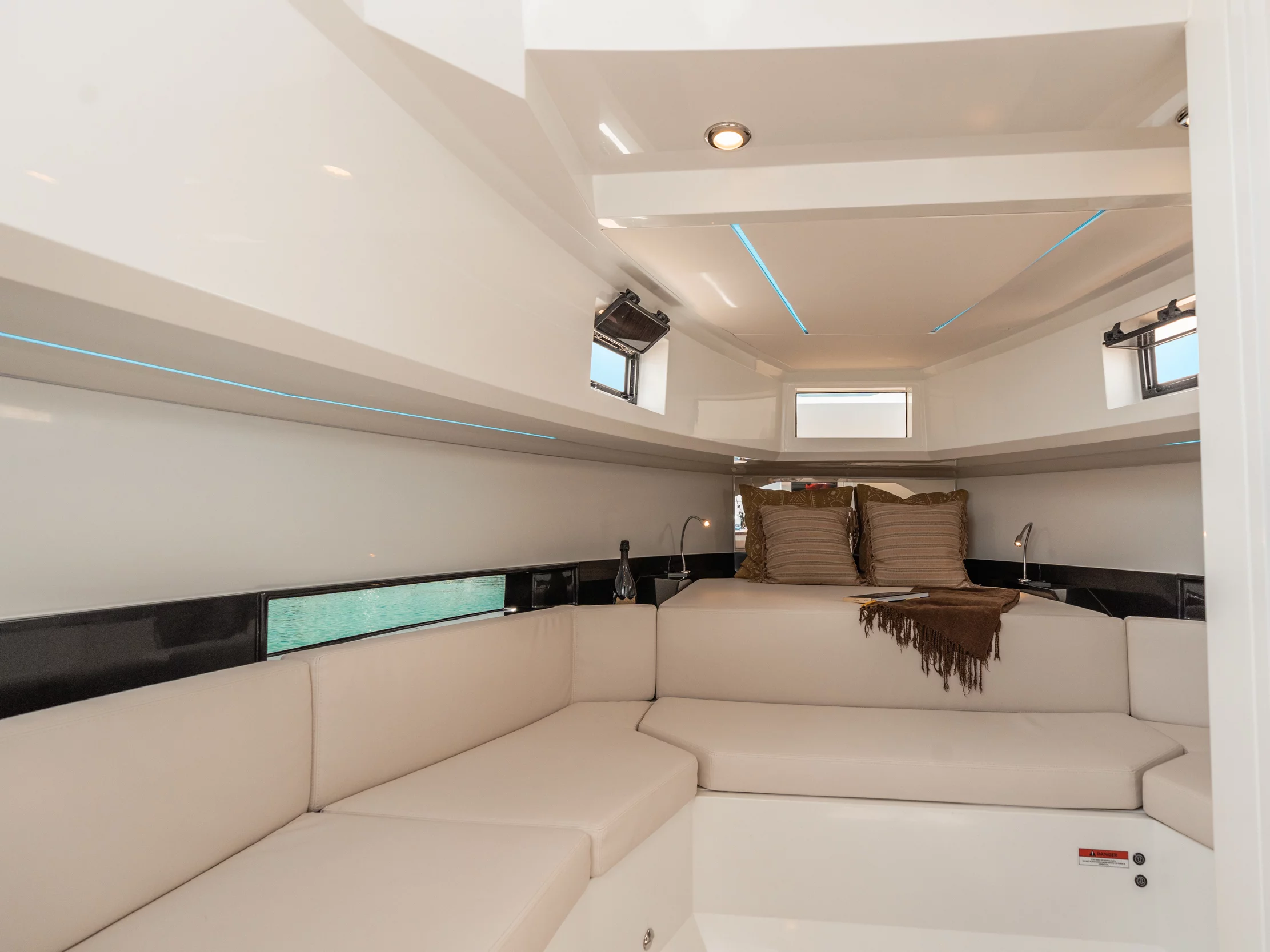 De Antonio D36 (La Yeyita) Interior image - 13