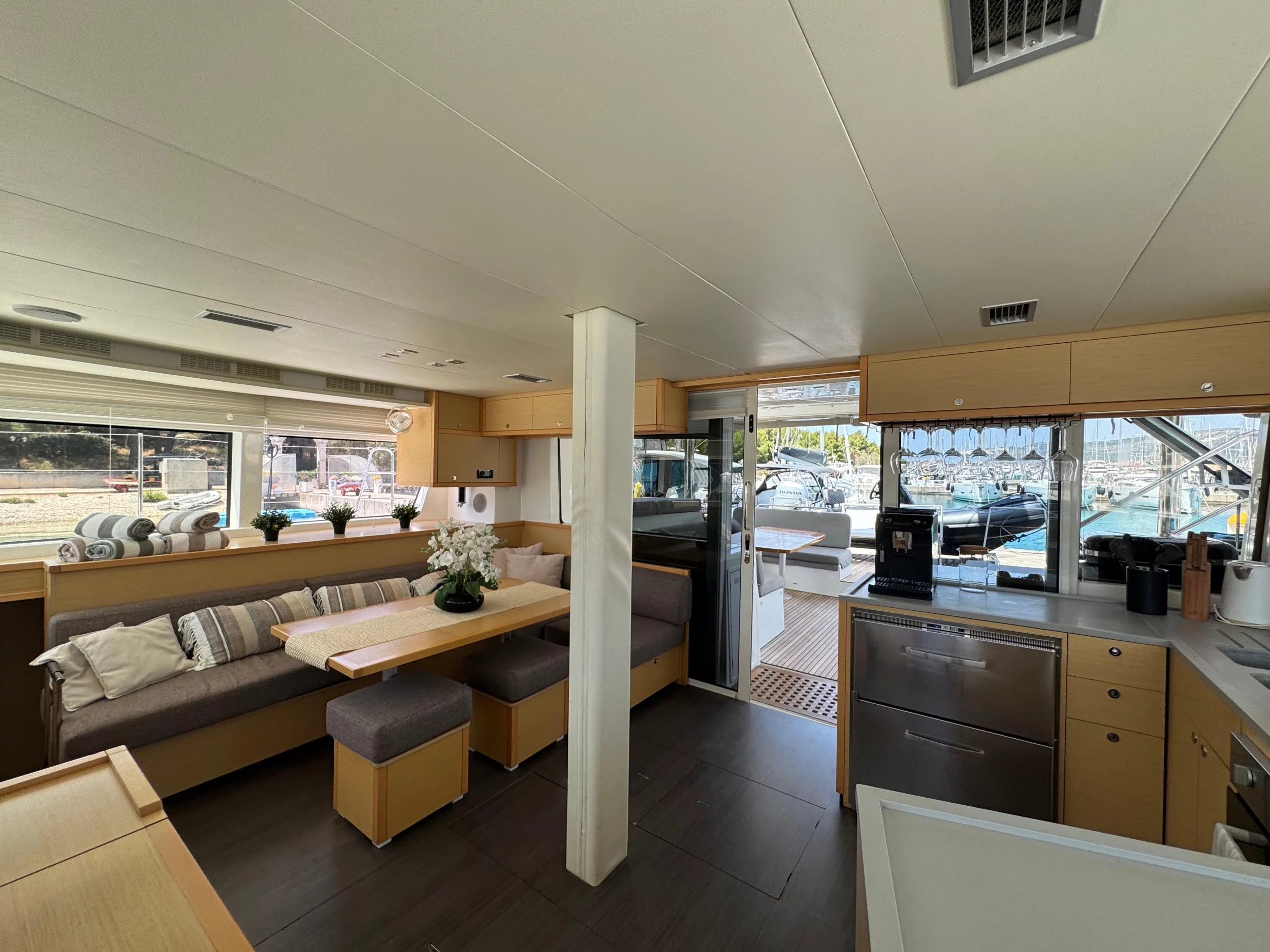 Lagoon 52F (Manta Ray) Interior image - 8