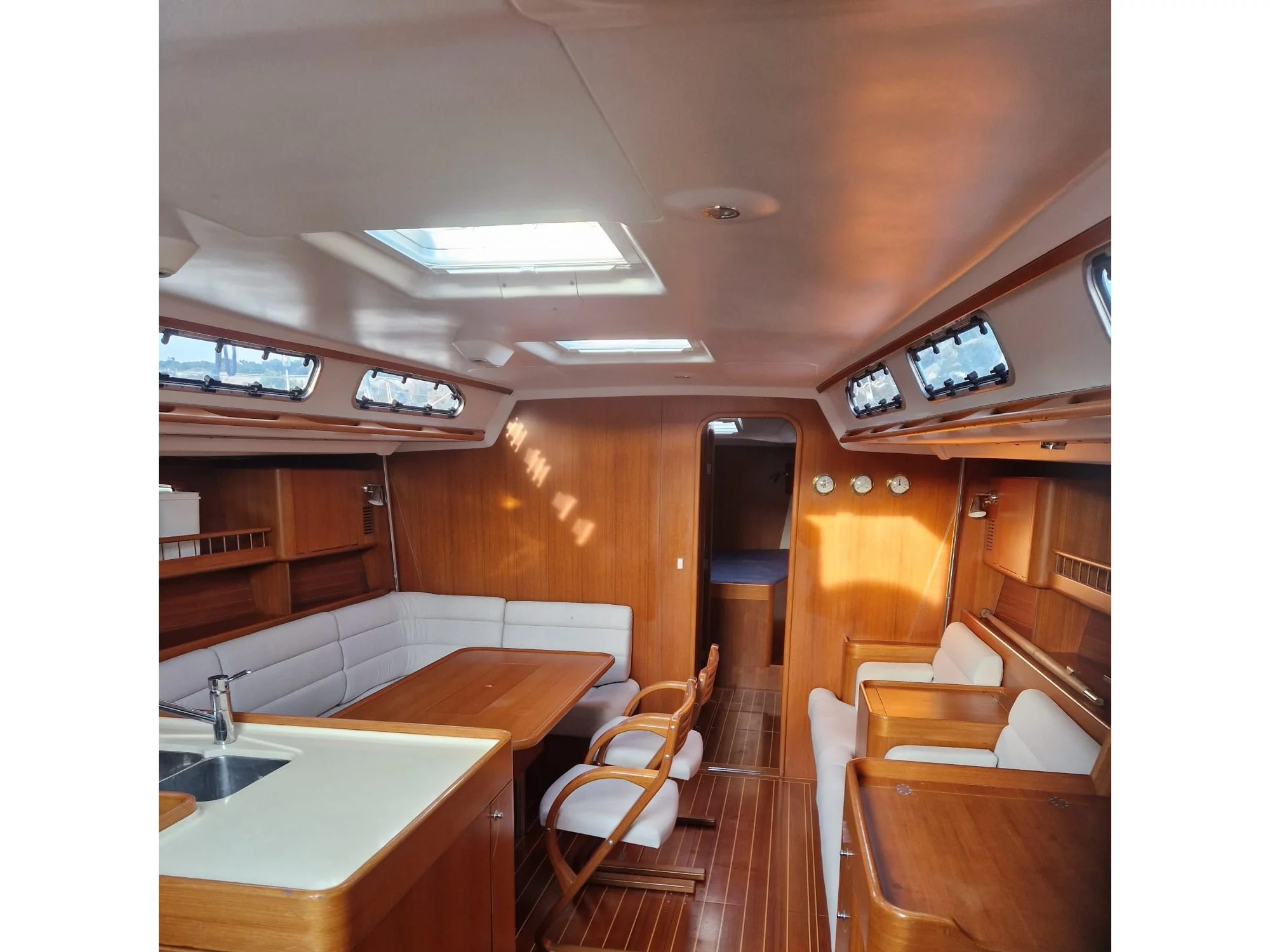 X 50 (FRANKO III) Interior image - 1