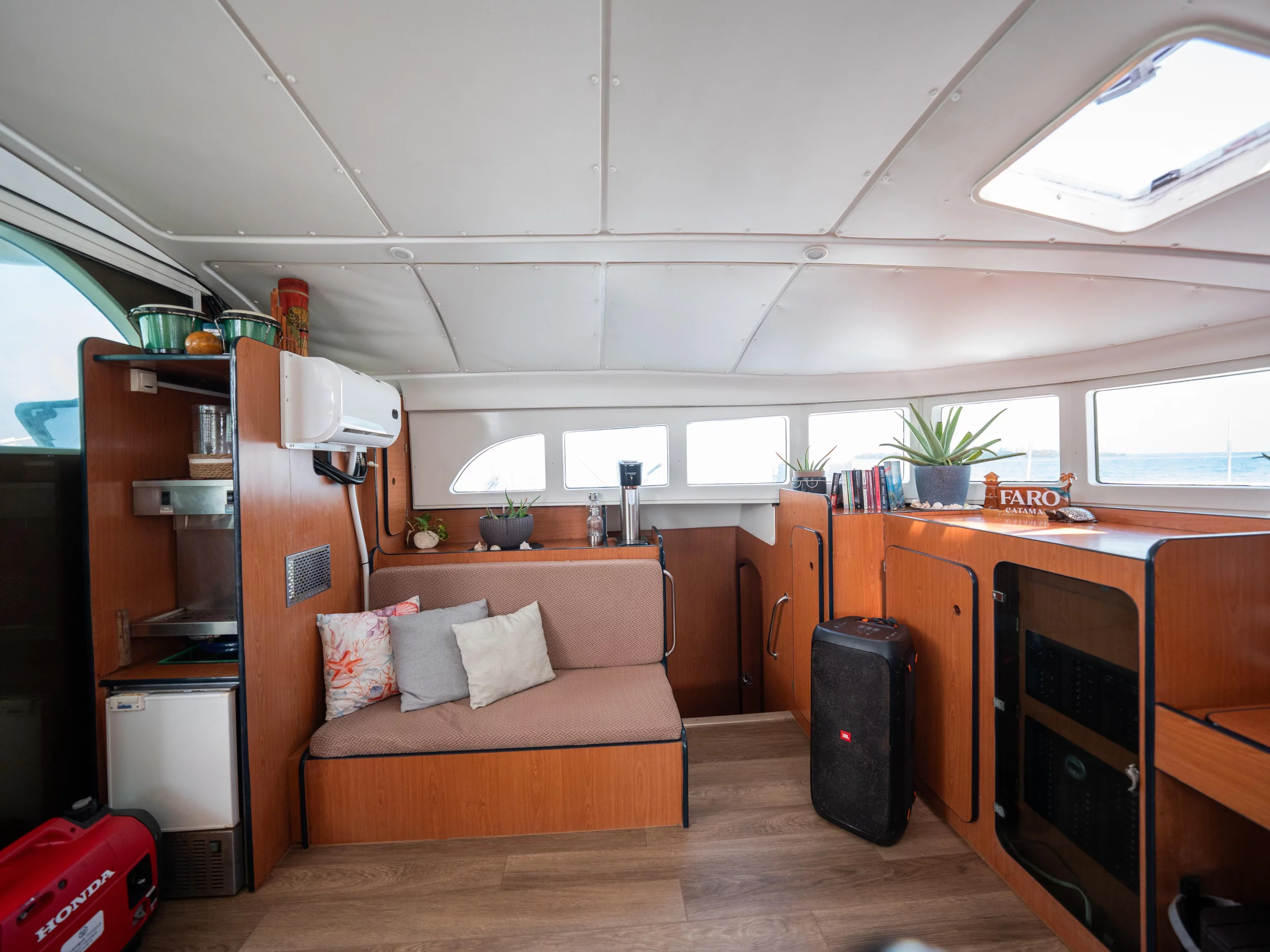 Lagoon Switch 570 (Faro) Interior image - 4