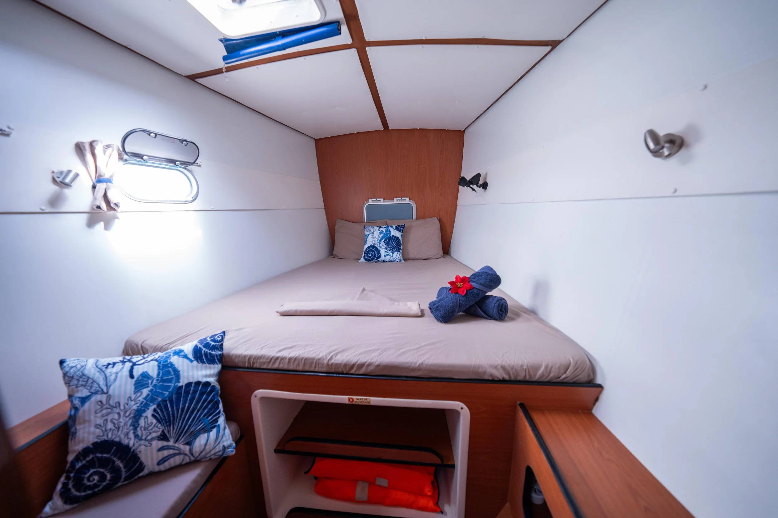Lagoon Switch 570 (Faro)  - 16