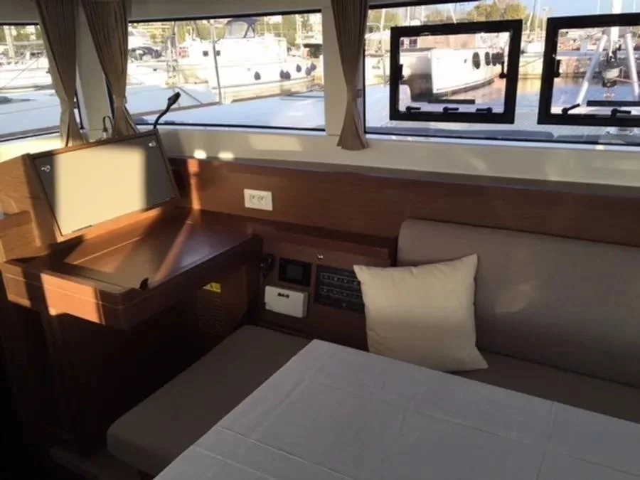 Lagoon 40 (VICTOR (Solar Panels, Electric WC, 12 pax, convertible saloon table, 1 SUP free of charge)) Interior image - 8