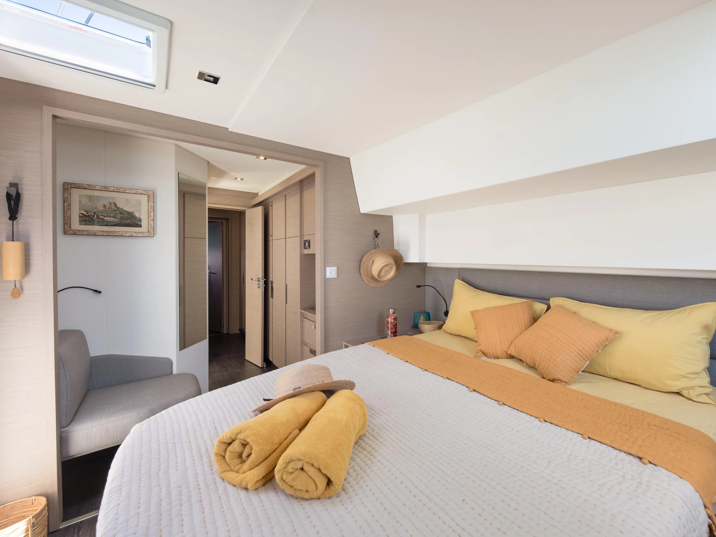 Aura 51 (Beyond) Interior image - 31