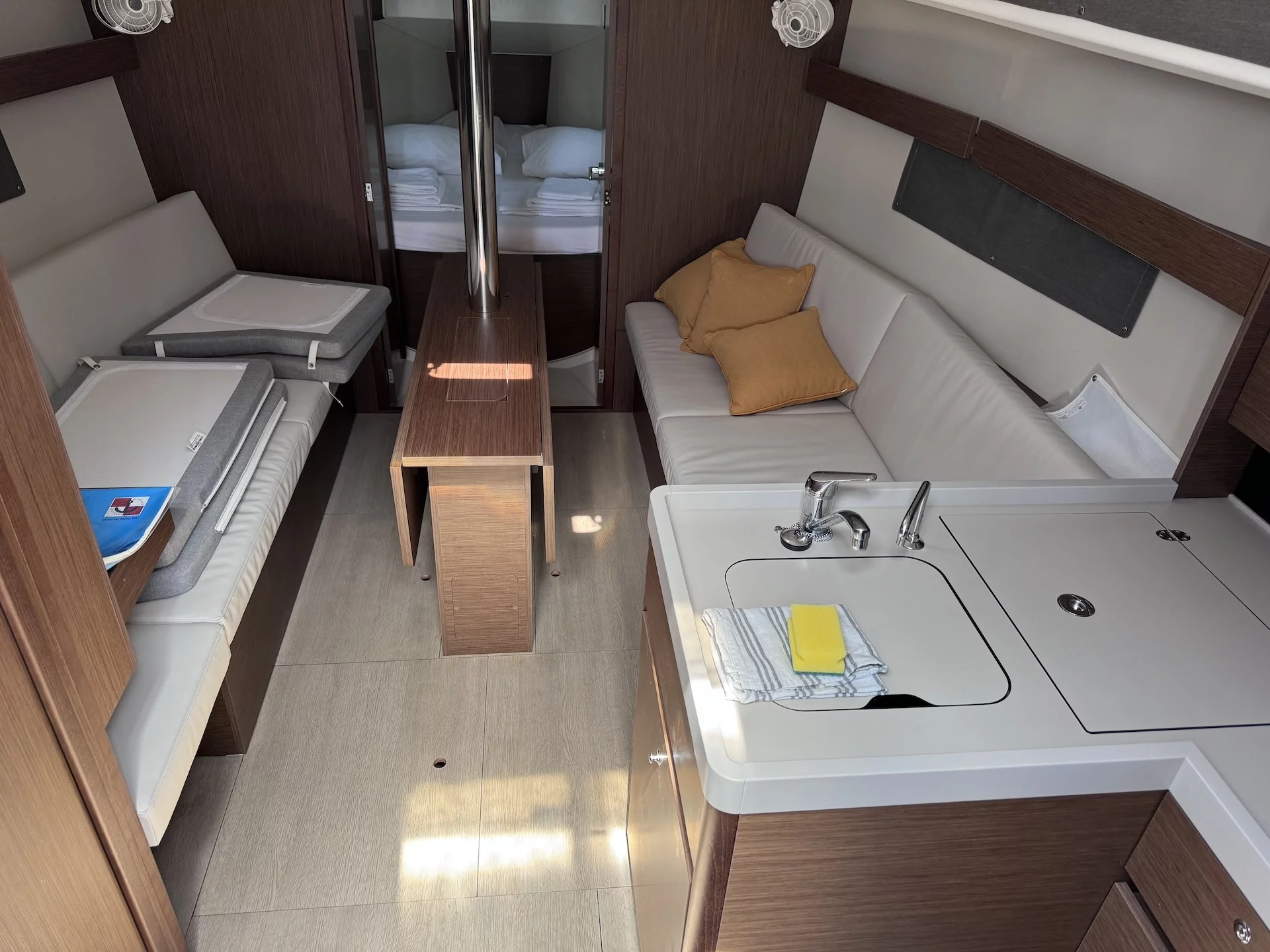 Oceanis 34.1 (ANOIA) Interior image - 5