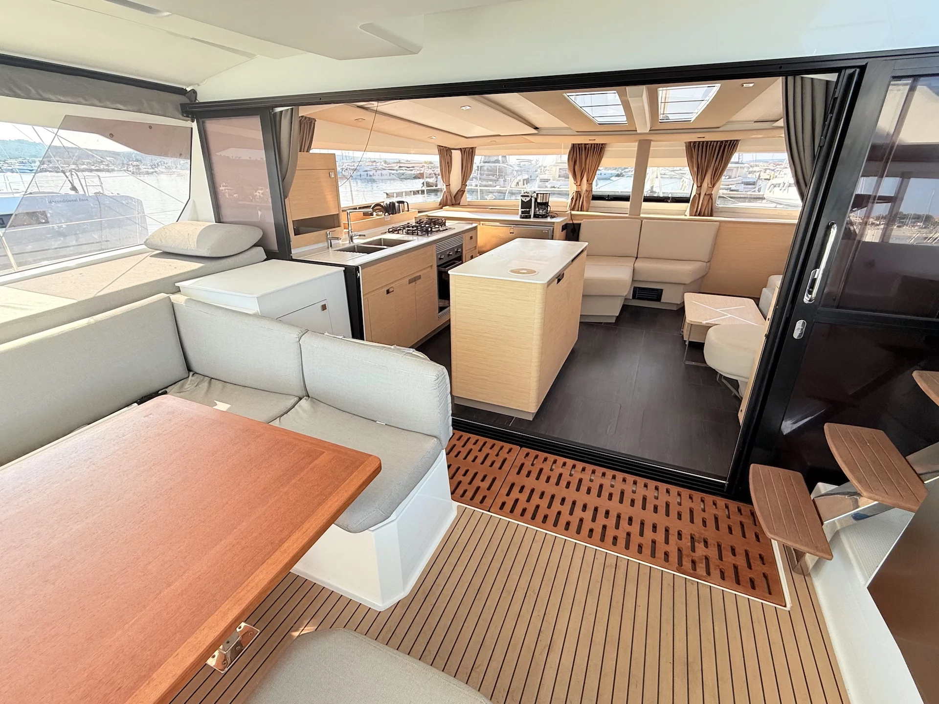 Aura 51 (Lucky Fox) Interior image - 44