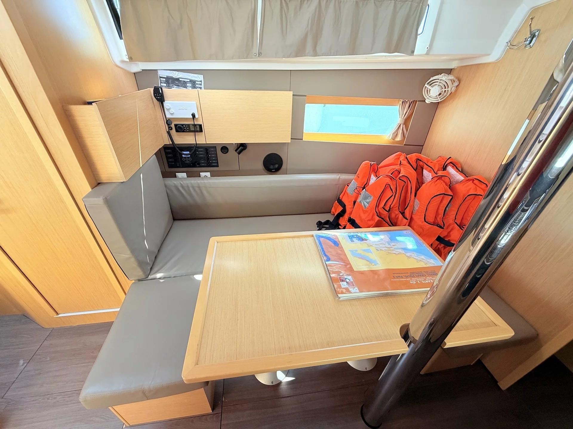 Oceanis 38.1 (Foxy)  - 15