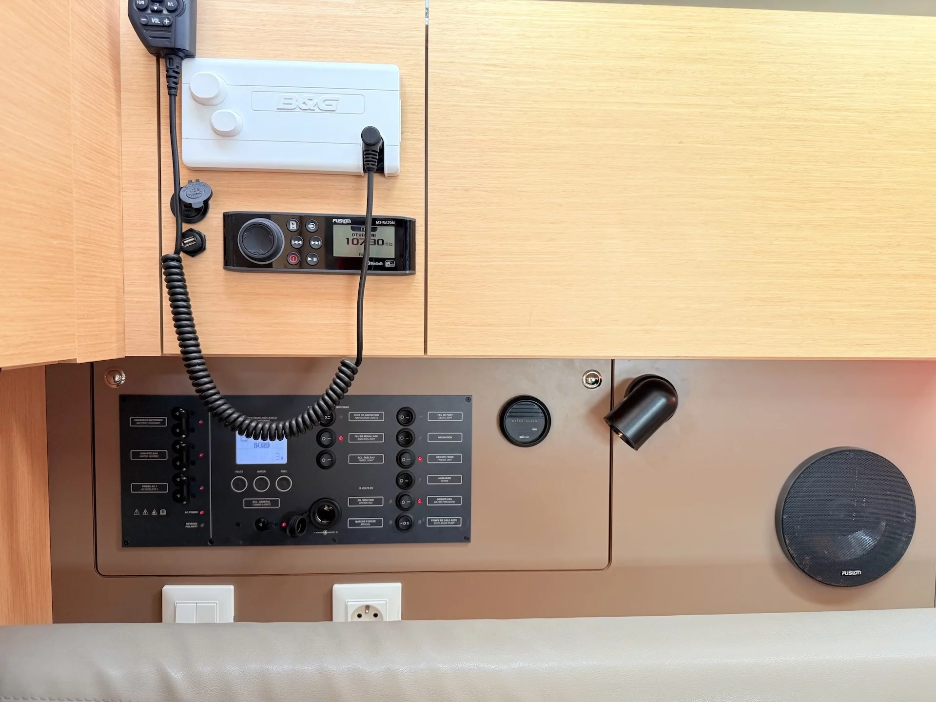 Oceanis 38.1 (Foxy)  - 14