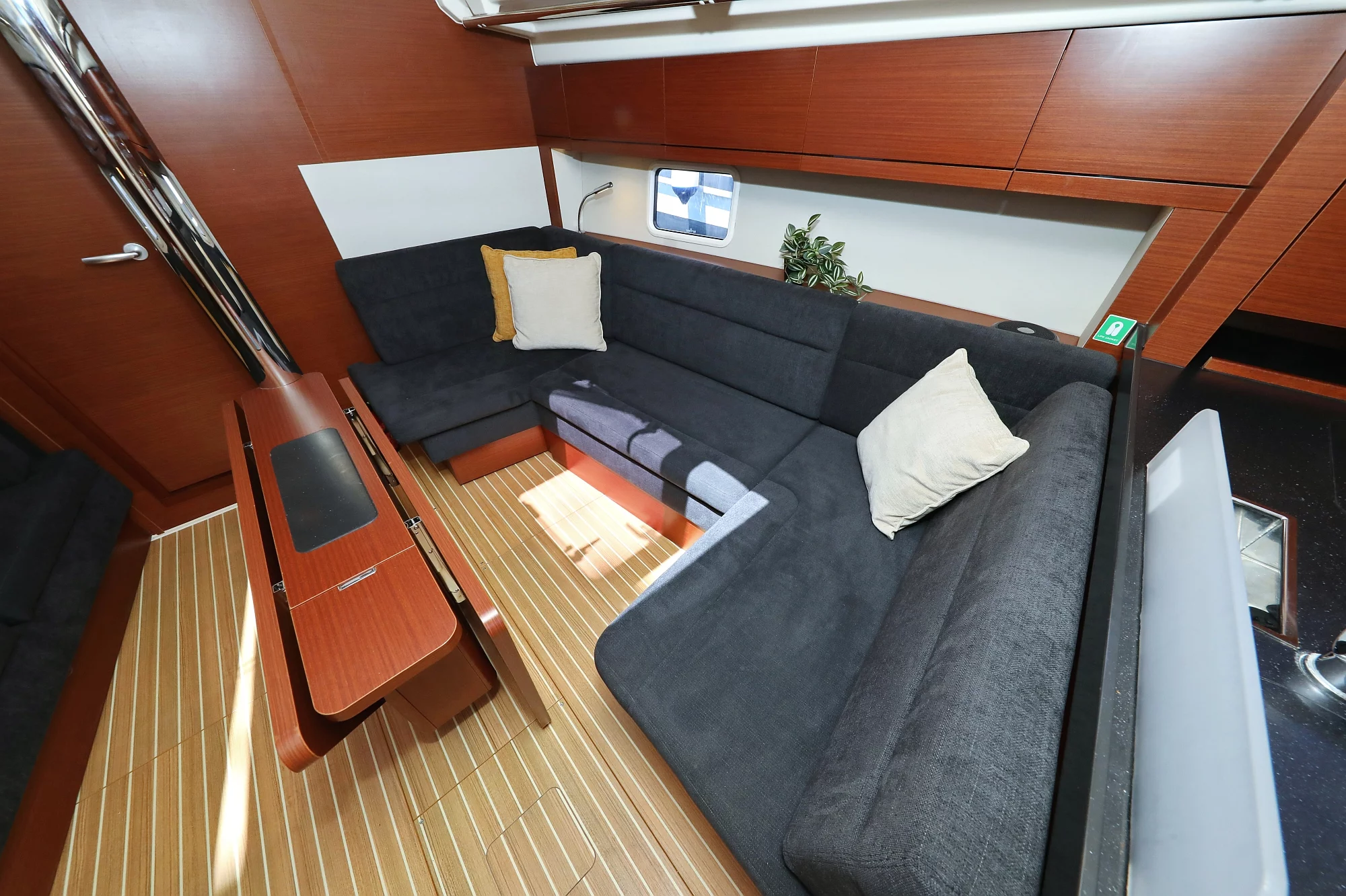 Hanse 418 (NIKE)  - 14