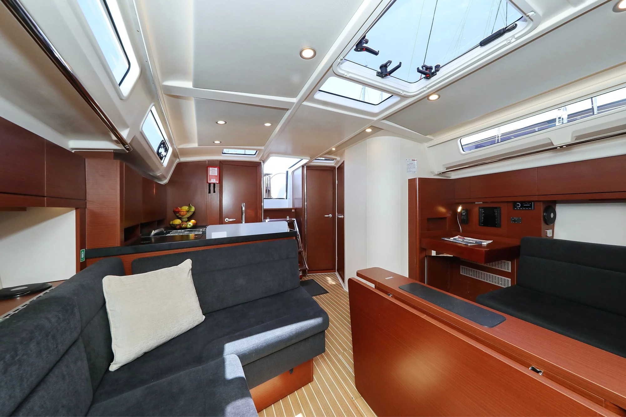 Hanse 418 (NIKE)  - 25
