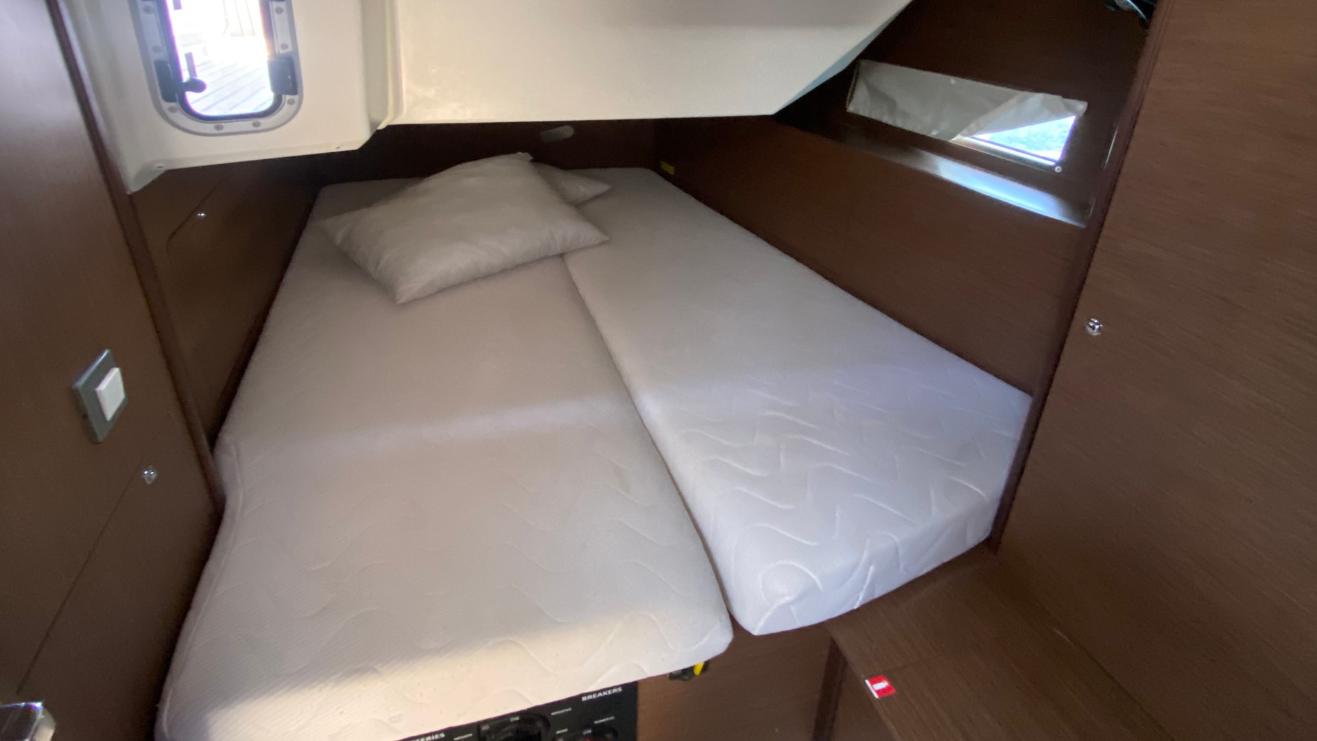 Photo #10 - Oceanis 40.1 (3 double and 1 bunk beds) (ARIA) in Skiathos - 18574