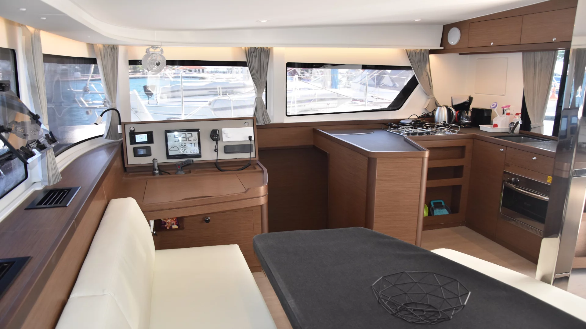 Lagoon 42 (AC, Gen, Watermaker) (Kit Cat)  - 10