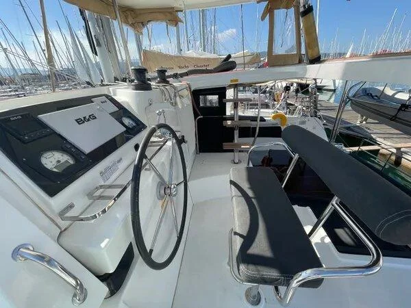 Lagoon 42 (Art of Liberty)  - 8