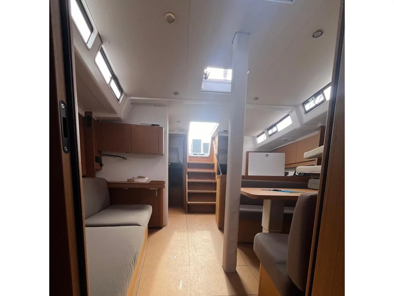 First 44 (TITI) Interior image - 12