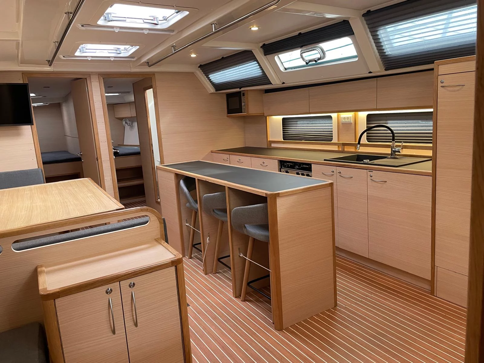 D&D Kufner 54 Exclusive (Six on the Sea) Interior image - 1