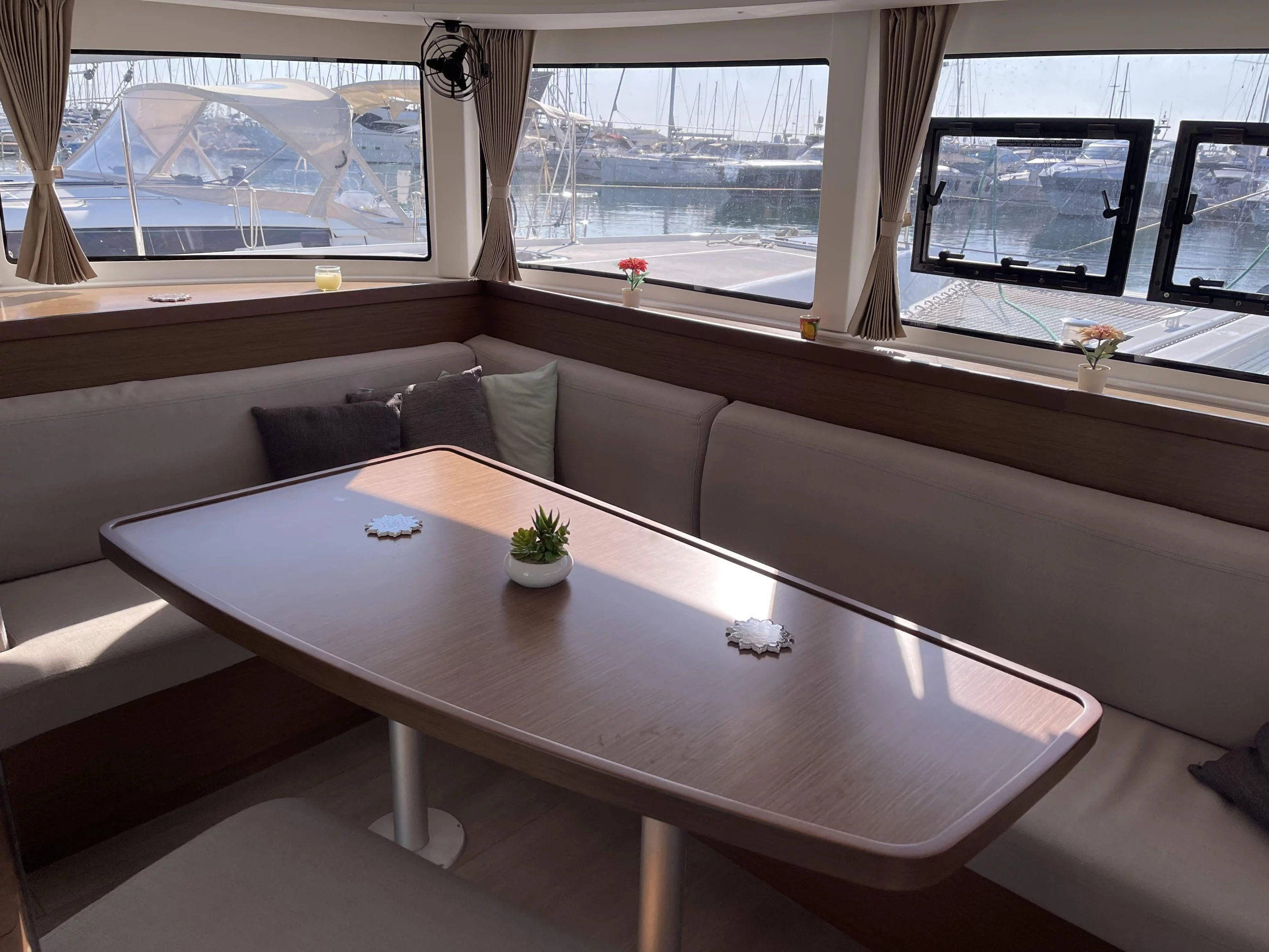 Lagoon 42 (Leucotea) Interior image - 1