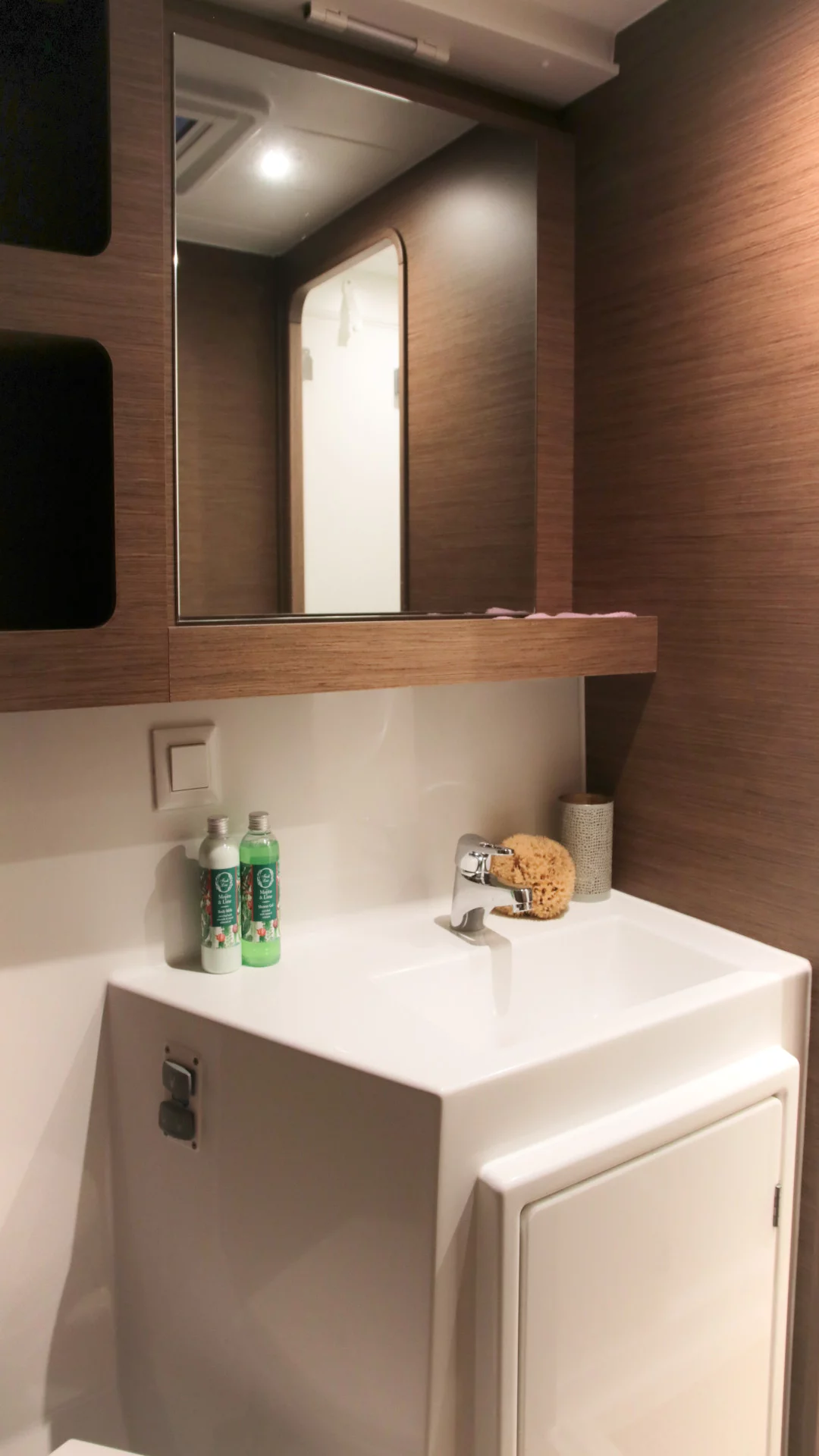 Lagoon 42 (AC, Gen, Watermaker) (ANTEL AC, Gen, W.maker)  - 14